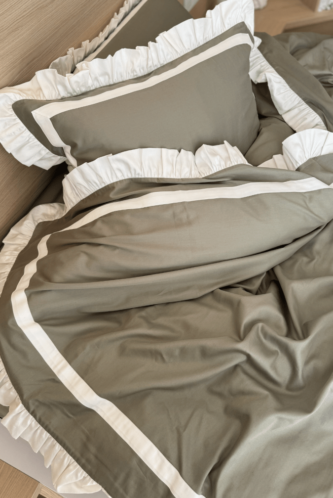 Pościel Oliwkowy Taupe z Falbanką Oxford – zdjęcie produktu 1