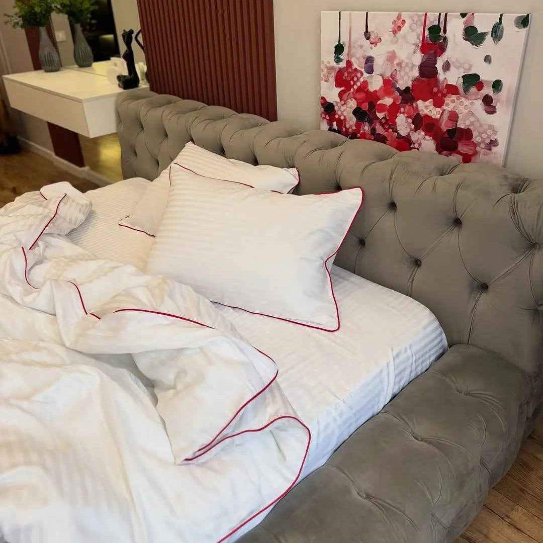 Pościel z Merceryzowanej Satyny z Czerwoną Lamówką w Pasy – Biała, 100% Bawełna Turecka, 140 g/m², Kolekcja Premium