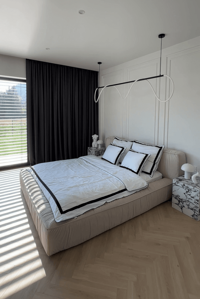 literie noire avec bordure blanche