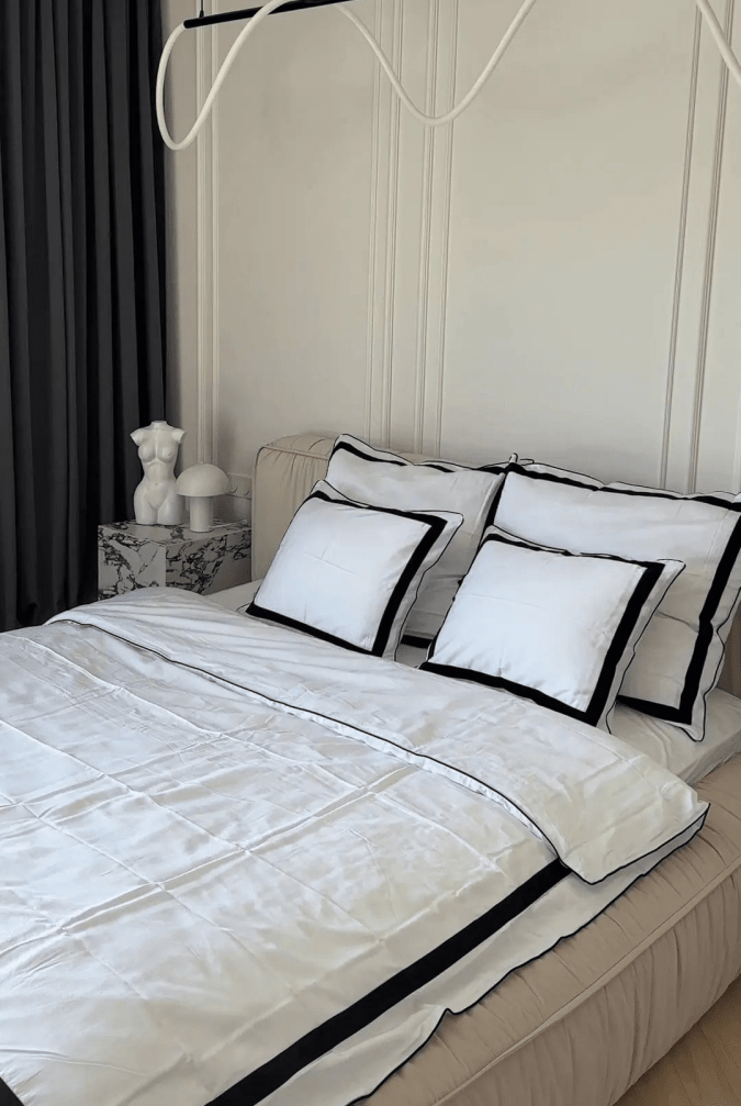 literie noire avec bordure blanche
