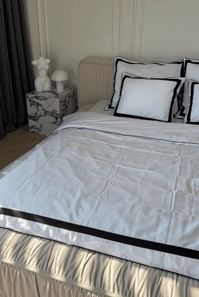 literie noire avec bordure blanche