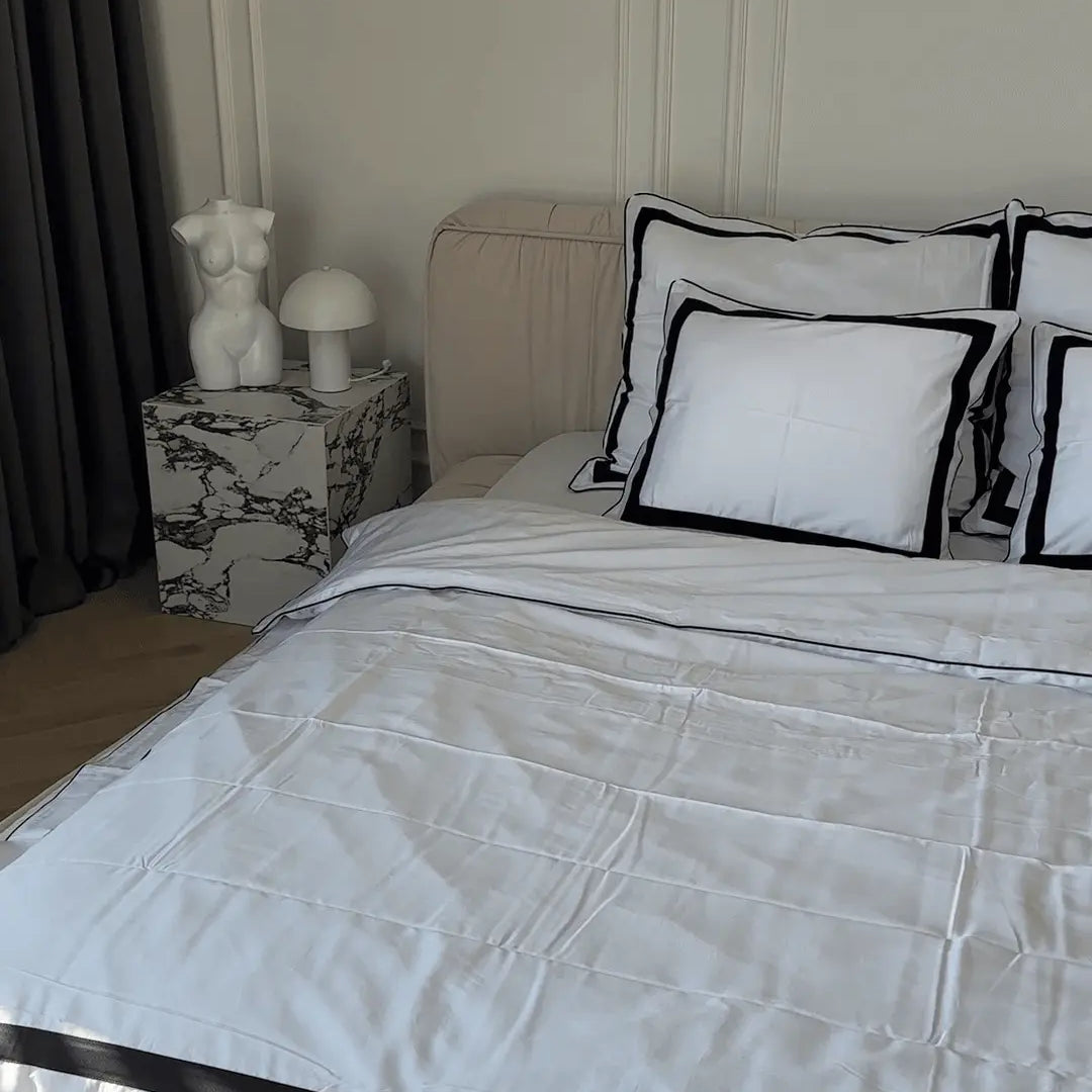 pościel czarna z białą lamówką