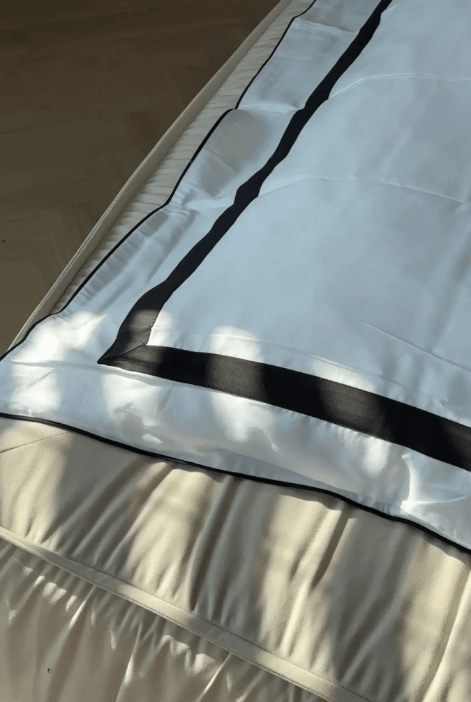 literie noire avec bordure blanche