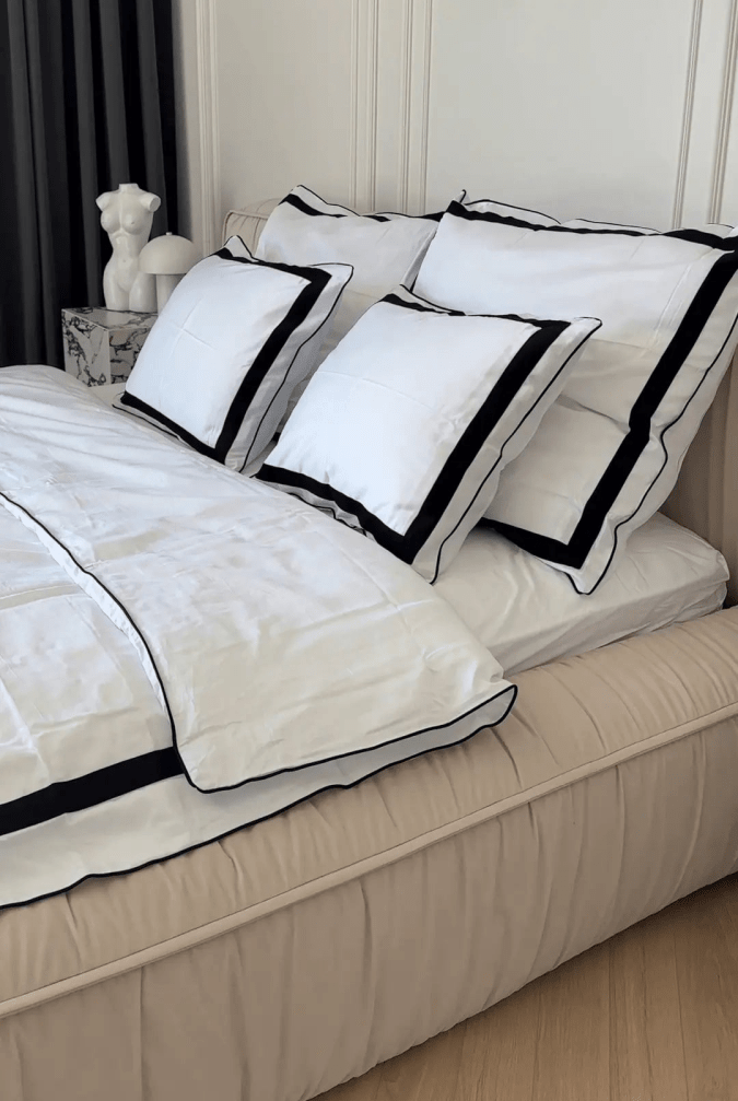 literie noire avec bordure blanche