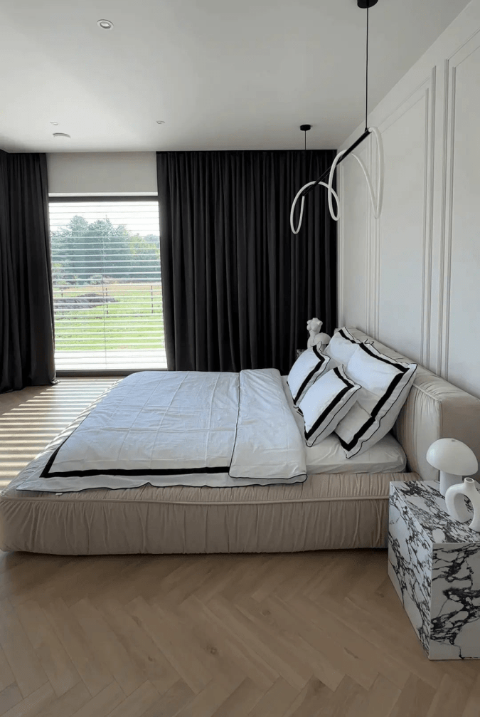 literie noire avec bordure blanche