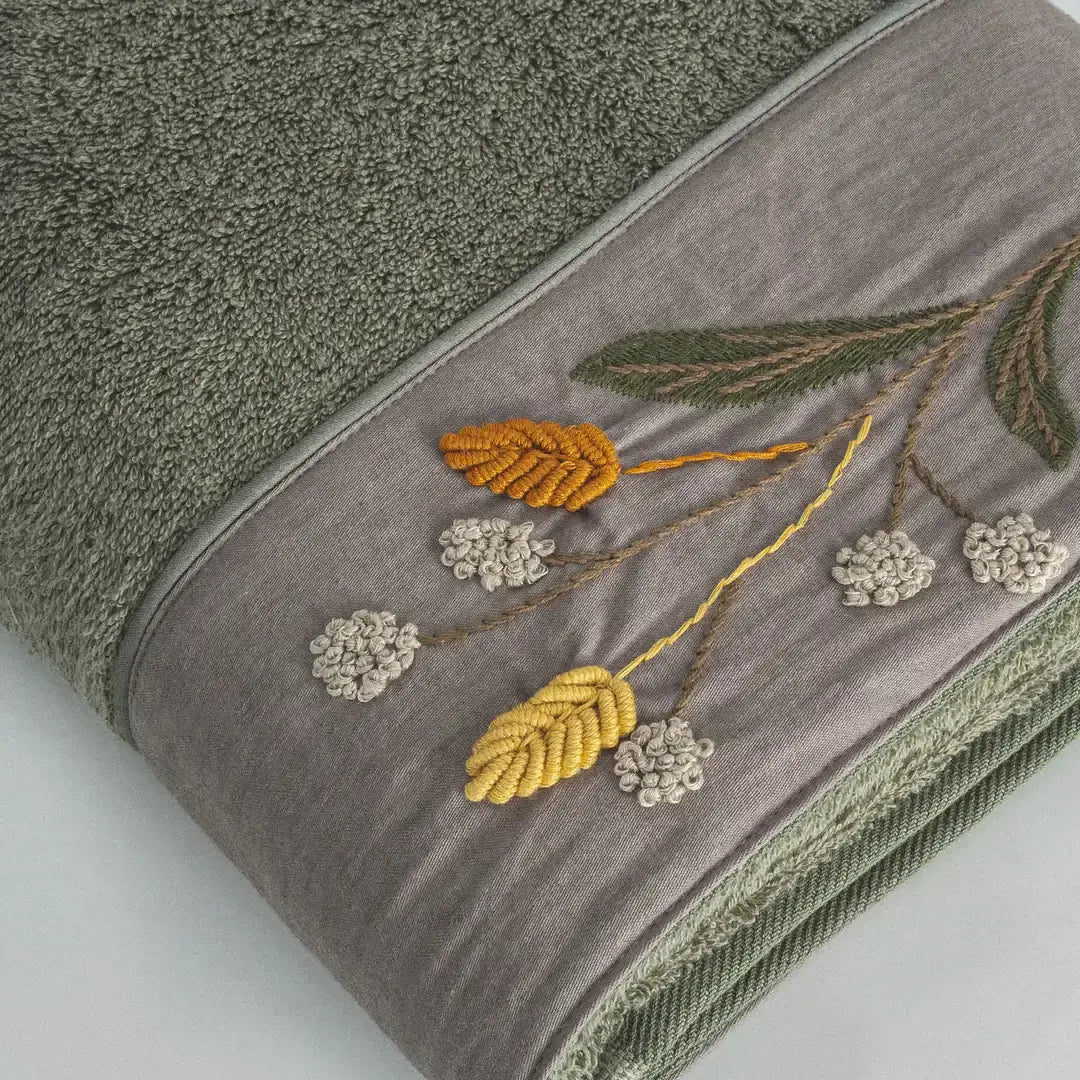 Farah  2-Piece Bath Towel Set Made from 100% Organic Cotton with Hand Embroidery – Green