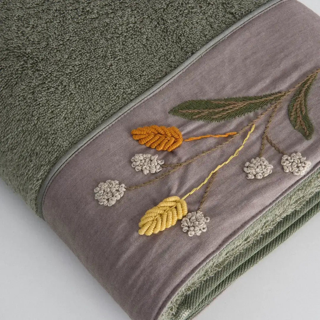 Farah  2-Piece Bath Towel Set Made from 100% Organic Cotton with Hand Embroidery – Green