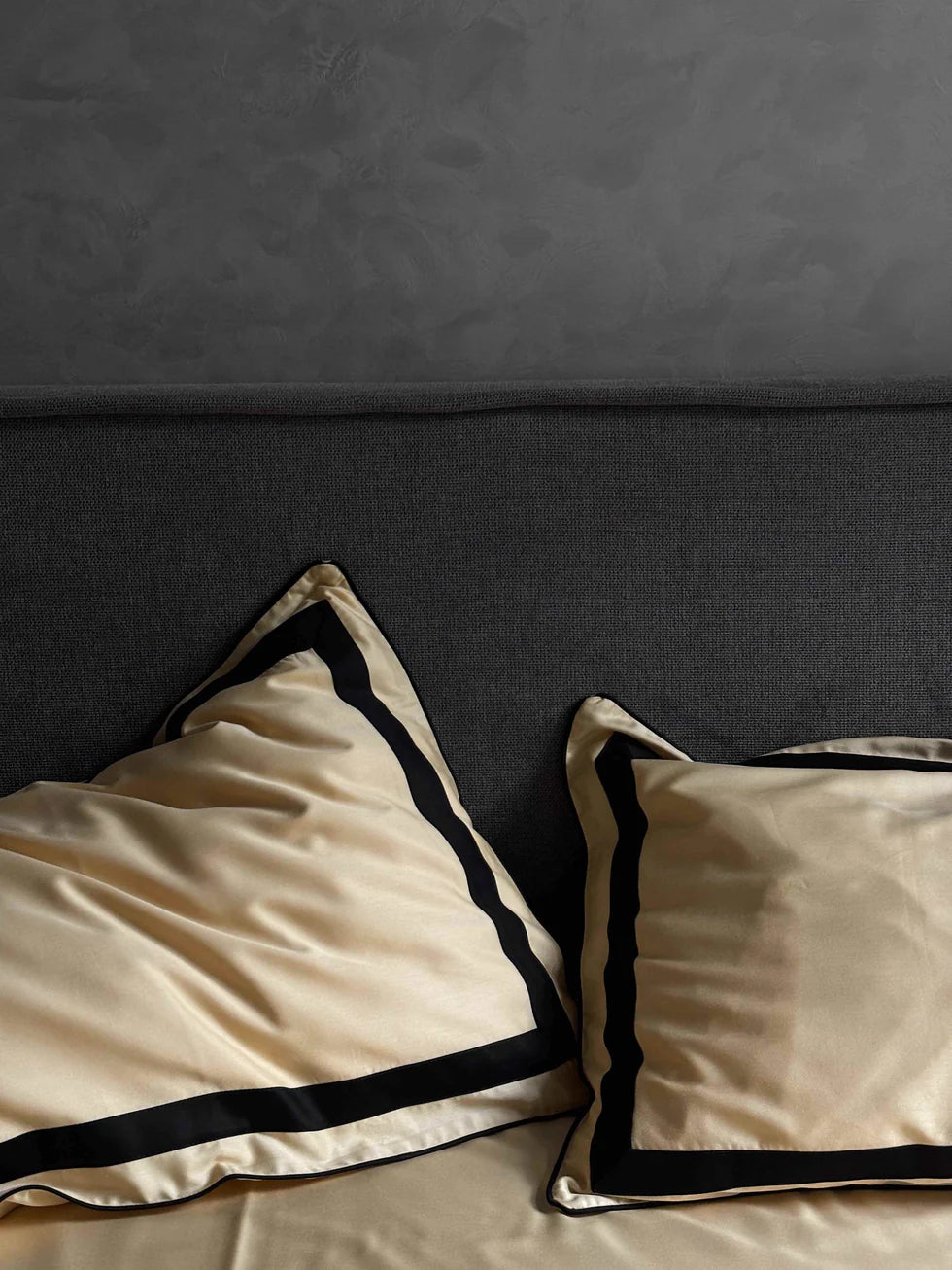 Mercerized Satin Cotton Bedding in Light Yellow & Black – 100% Turkish Cotton, 140 g/m², Oxford Finish with Piping