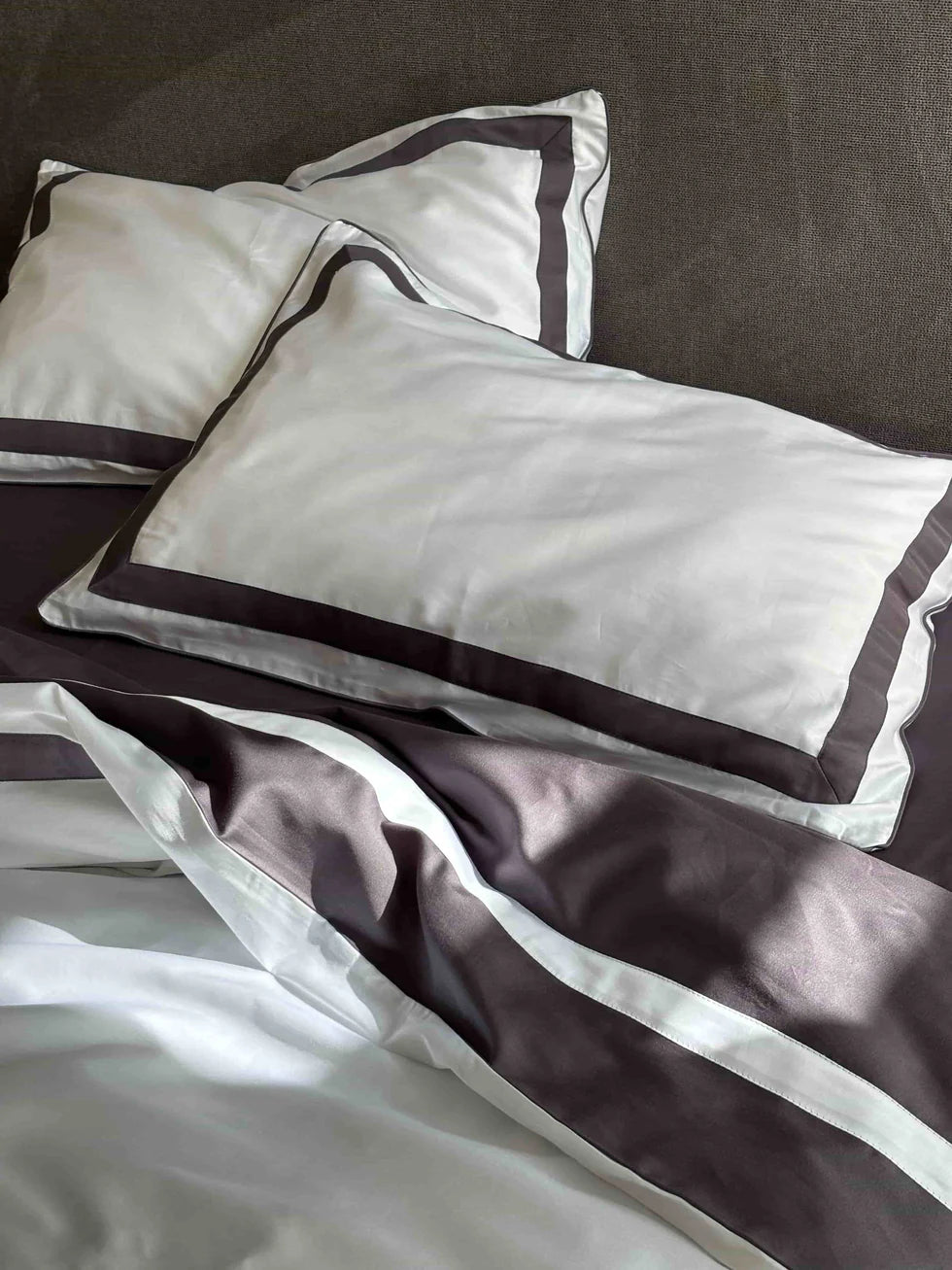 Mercerized Satin Cotton Bedding in Graphite & Cool White – 100% Turkish Cotton, 140 g/m², Oxford Finish