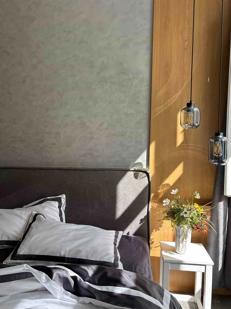 Mercerized Satin Cotton Bedding in Graphite & Cool White – 100% Turkish Cotton, 140 g/m², Oxford Finish