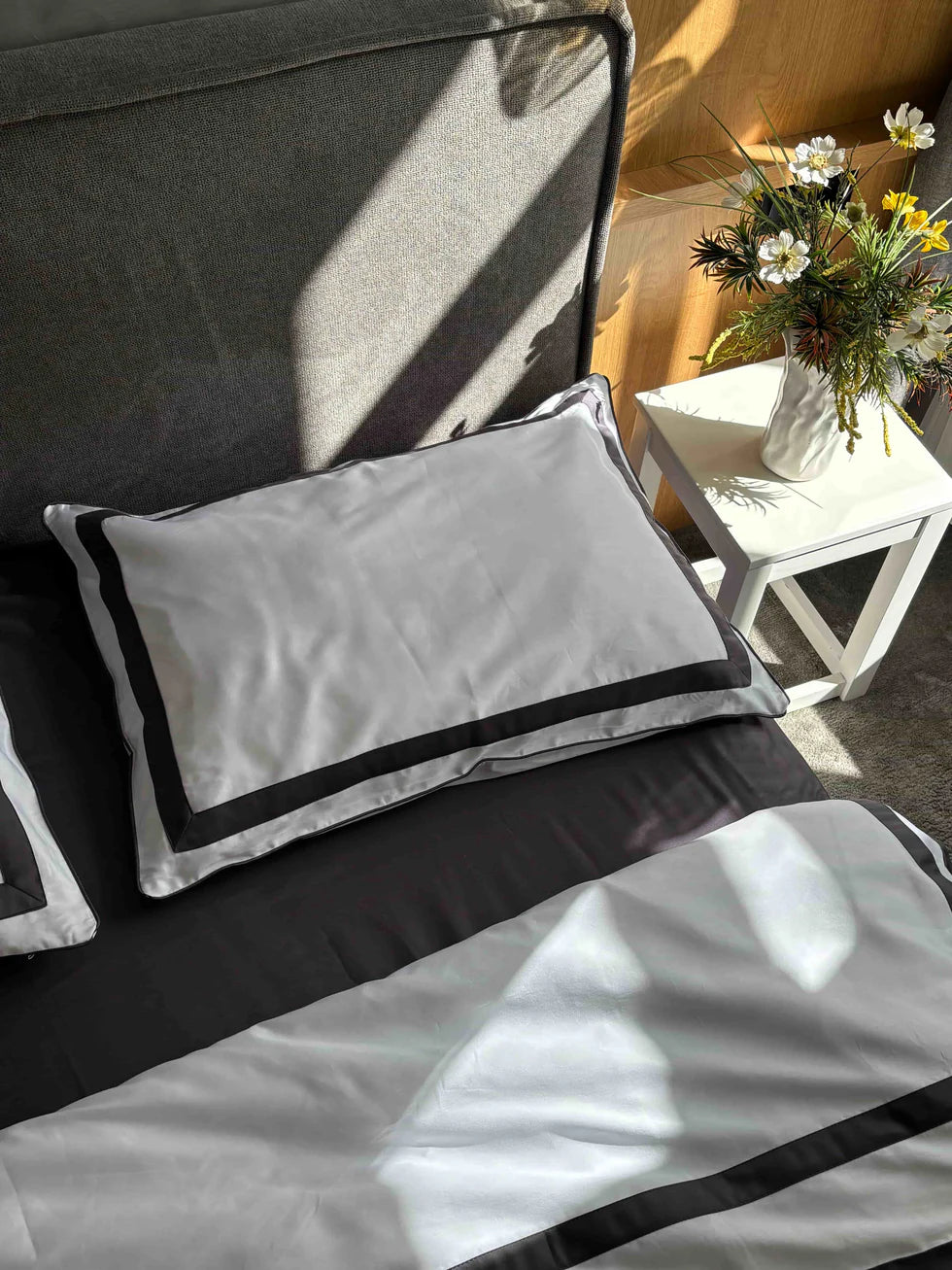 Bettwäsche aus mercerisierter Satin-Baumwolle in Graphit und Kaltweiß – 100 % türkische Baumwolle, 140 g/m², Oxford-Garn