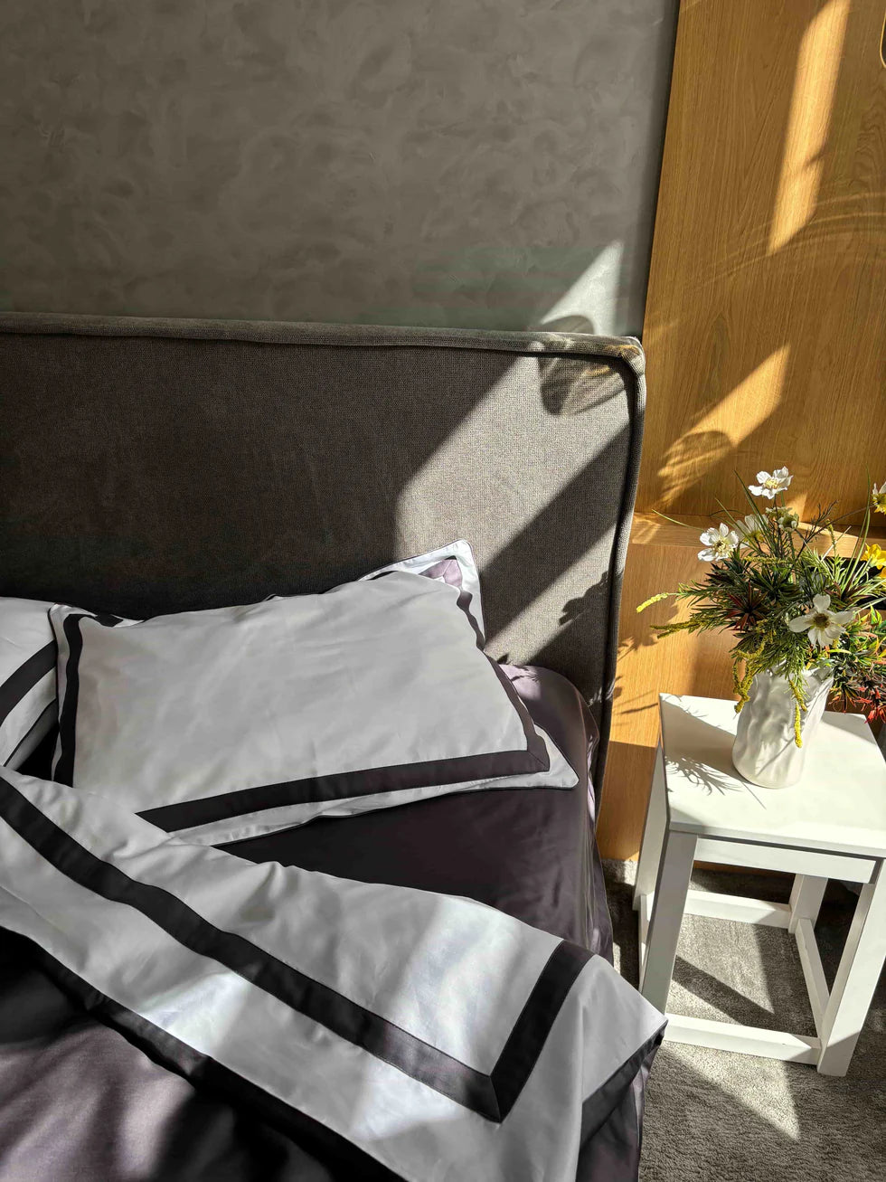 Bettwäsche aus mercerisierter Satin-Baumwolle in Graphit und Kaltweiß – 100 % türkische Baumwolle, 140 g/m², Oxford-Garn