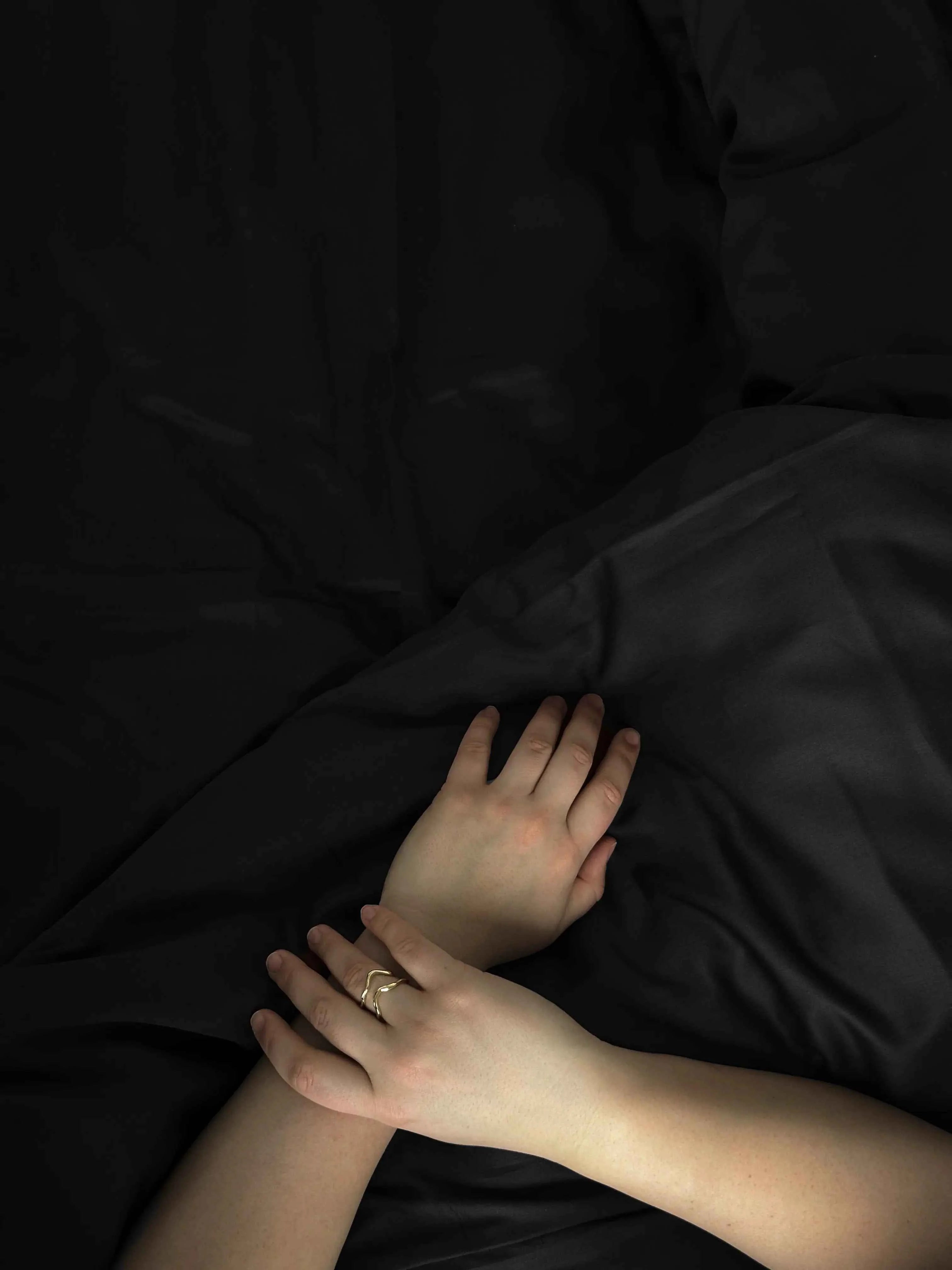 Black Satin Bedding – 100% Turkish Cotton, 140 g/m², Minimalist Elegance