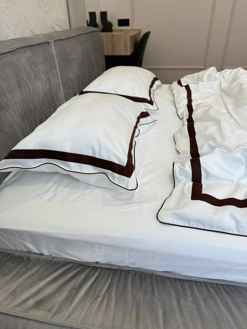 Mercerized Satin Cotton Bedding in Dark Chocolate & White – 100% Turkish Cotton, 140 g/m² Oxford Finish with Piping