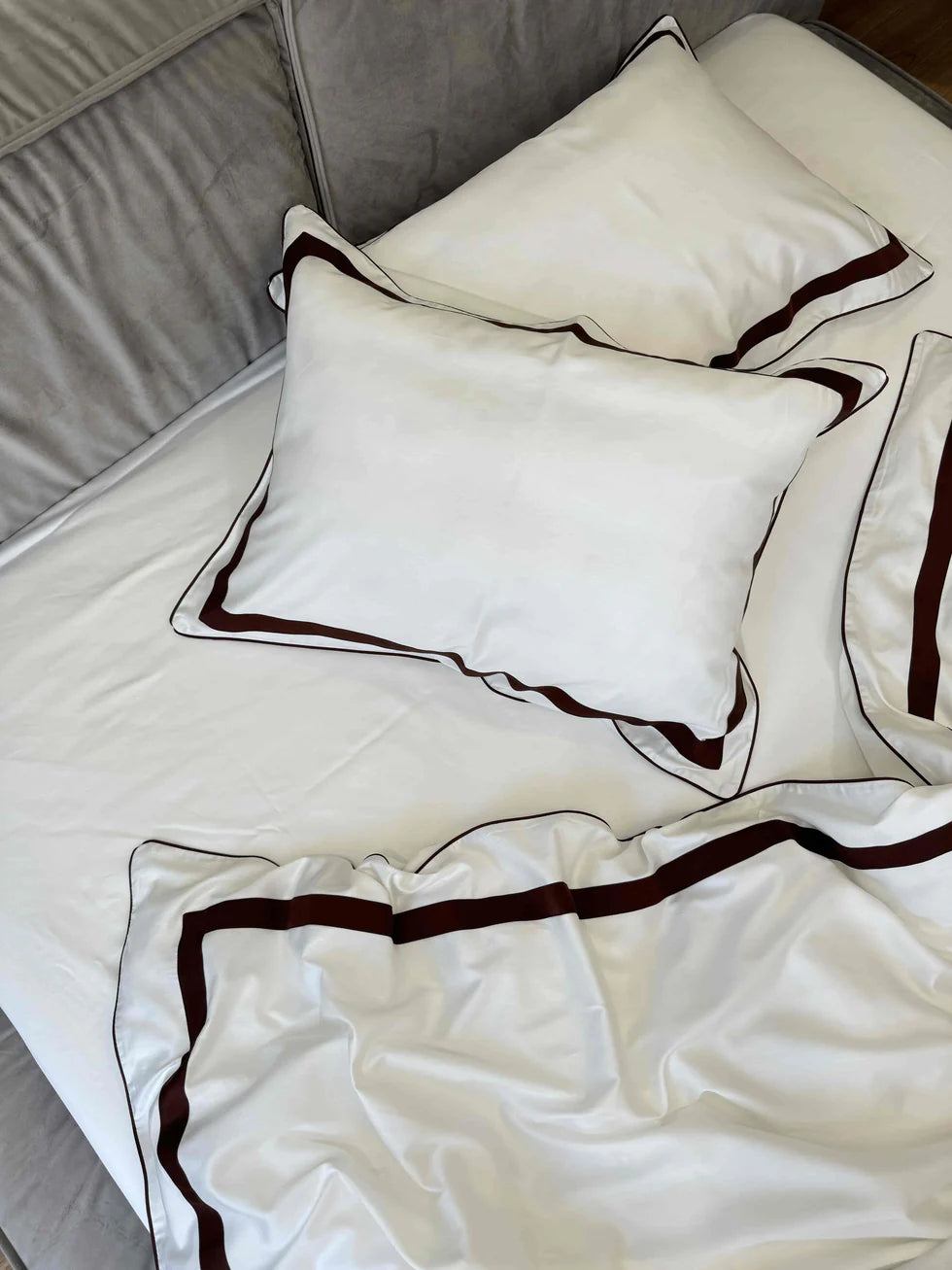 Mercerized Satin Cotton Bedding in Dark Chocolate & White – 100% Turkish Cotton, 140 g/m² Oxford Finish with Piping