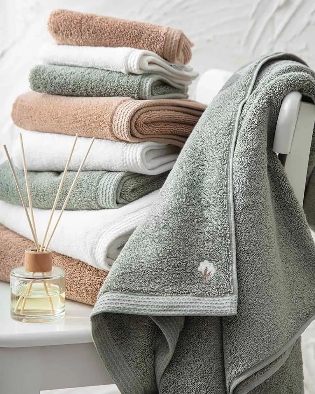 Hochwertige Handtücher aus Bio-Baumwolle, ideal fürs Badezimmer. Wir bieten Gesichtshandtücher, Luxushandtücher und Geschenkhandtücher an. Entdecken Sie Handtücher in verschiedenen Farben und Größen, darunter auch rosa Handtücher und Reisehandtücher.