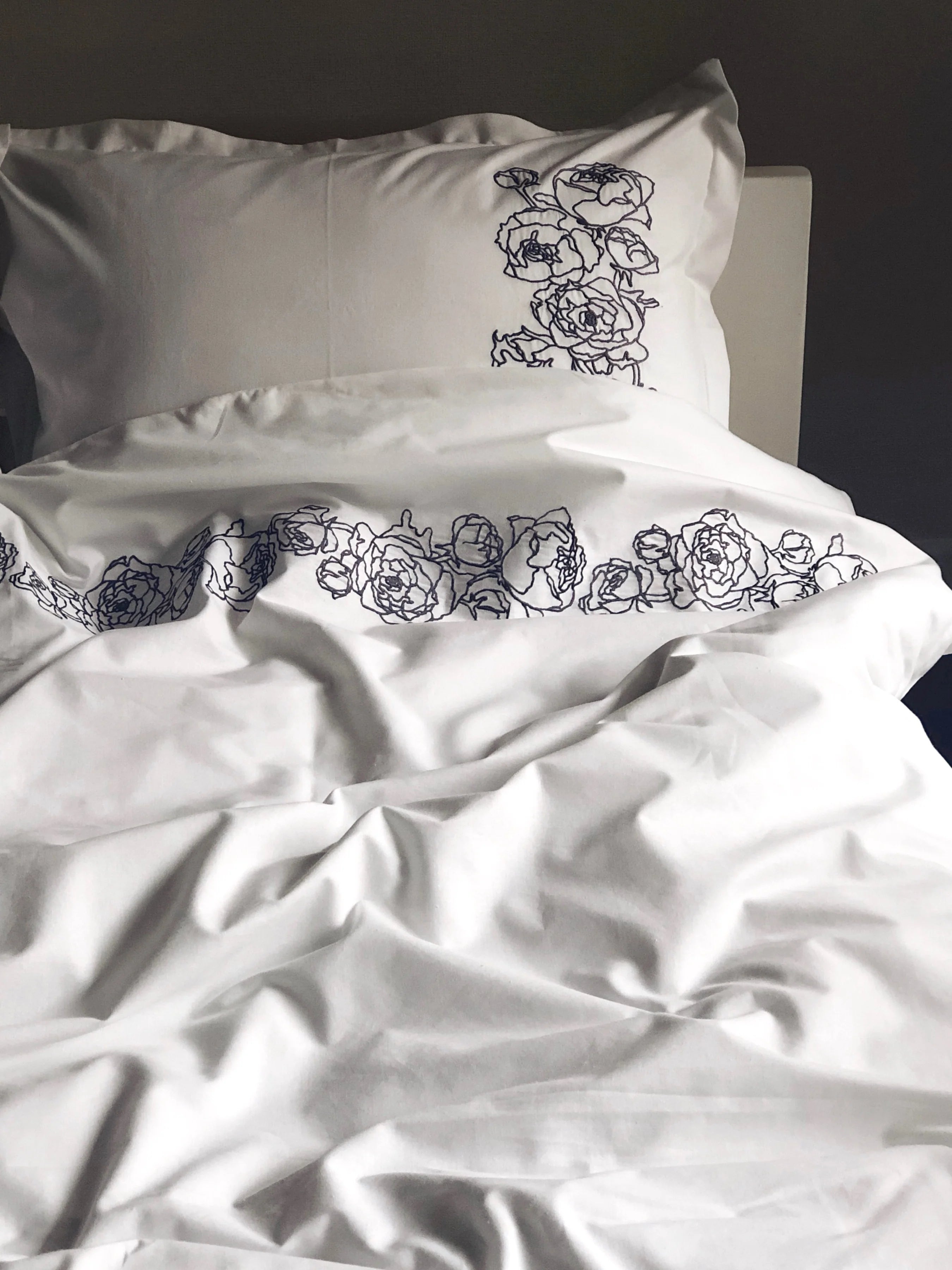 Embroidered Mercerized Turkish Cotton Satin Bedding – White with Grey Peony Embroidery, 140 g/m²