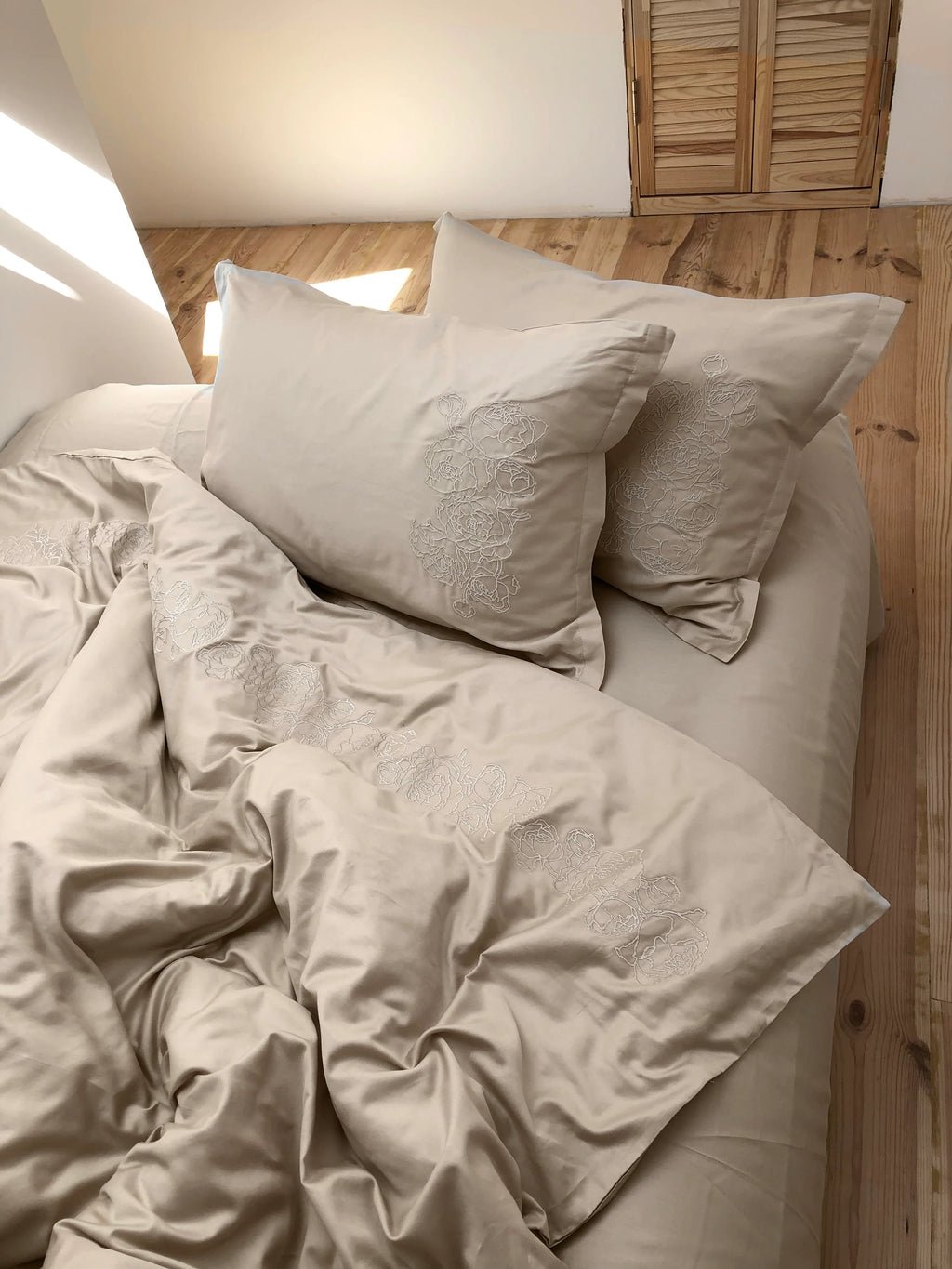 Embroidered Mercerized Turkish Cotton Satin Bedding – Latte with Peony Embroidery, 140 g/m²