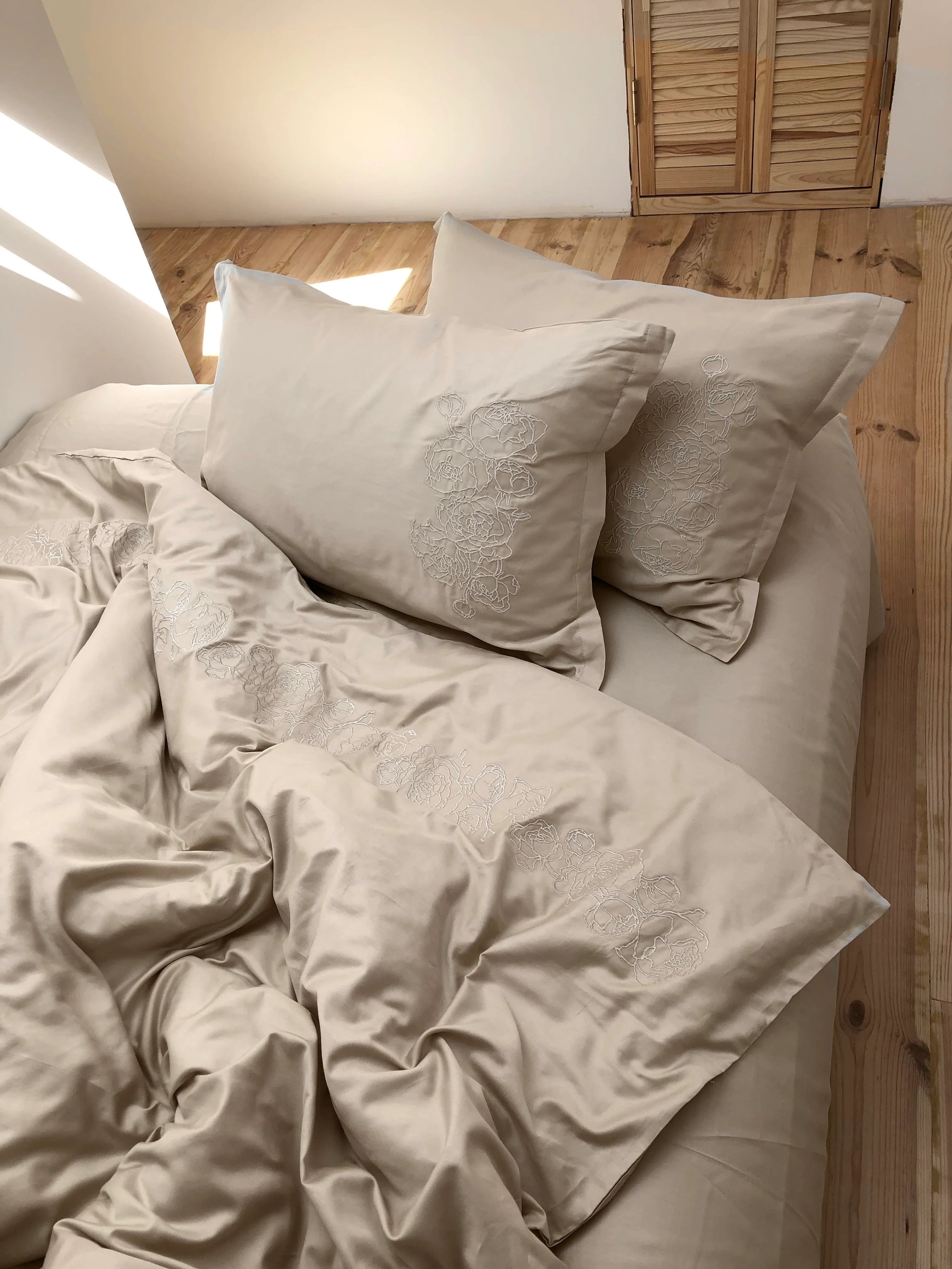 Embroidered Mercerized Turkish Cotton Satin Bedding – Latte with Peony Embroidery, 140 g/m²