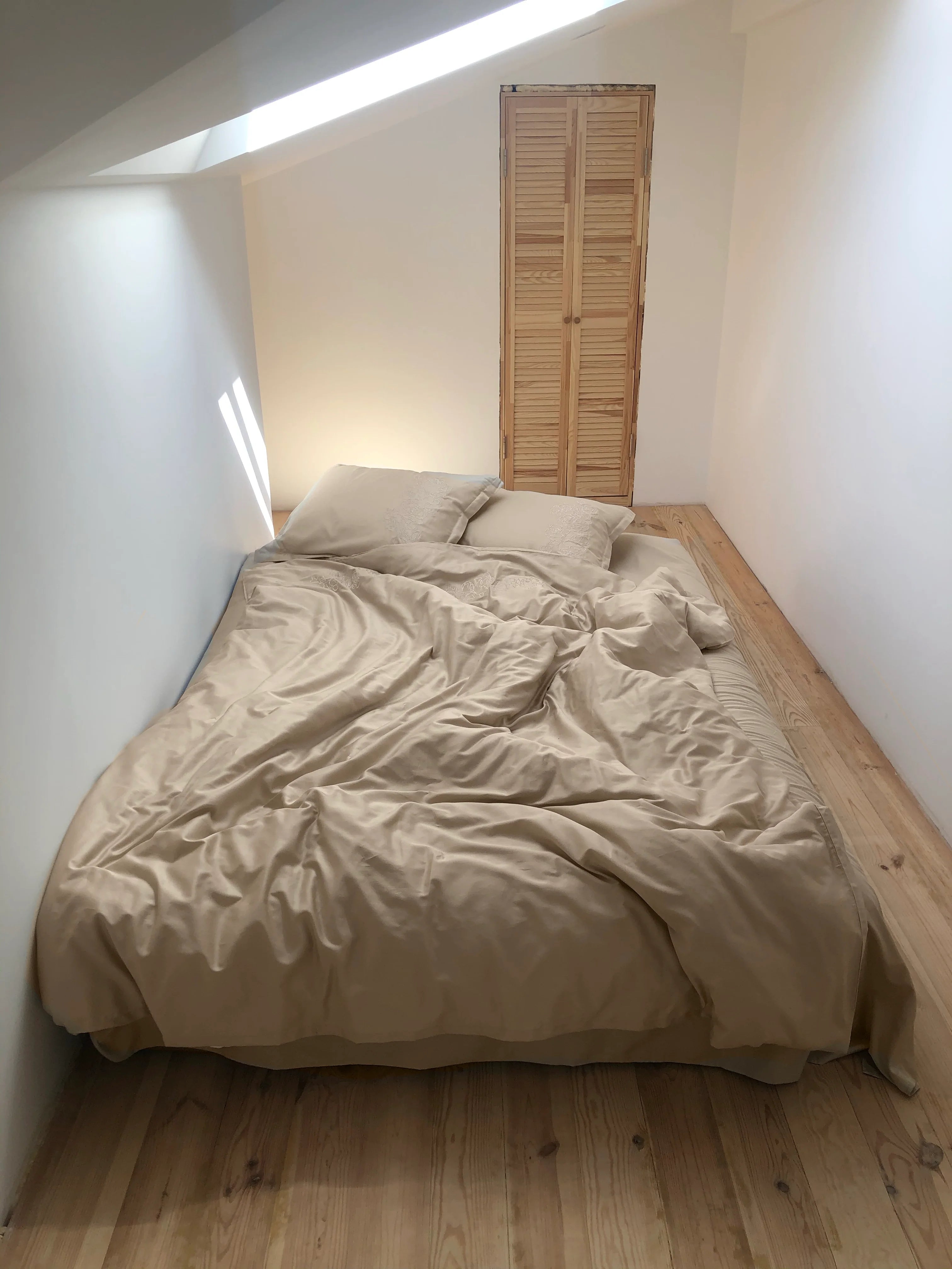 Embroidered Mercerized Turkish Cotton Satin Bedding – Latte with Peony Embroidery, 140 g/m²