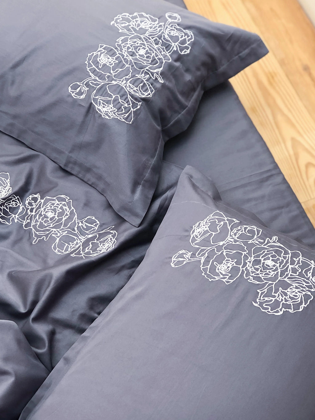 Embroidered Mercerized Turkish Cotton Satin Bedding – Dark Grey with White Peony Embroidery, 140 g/m²