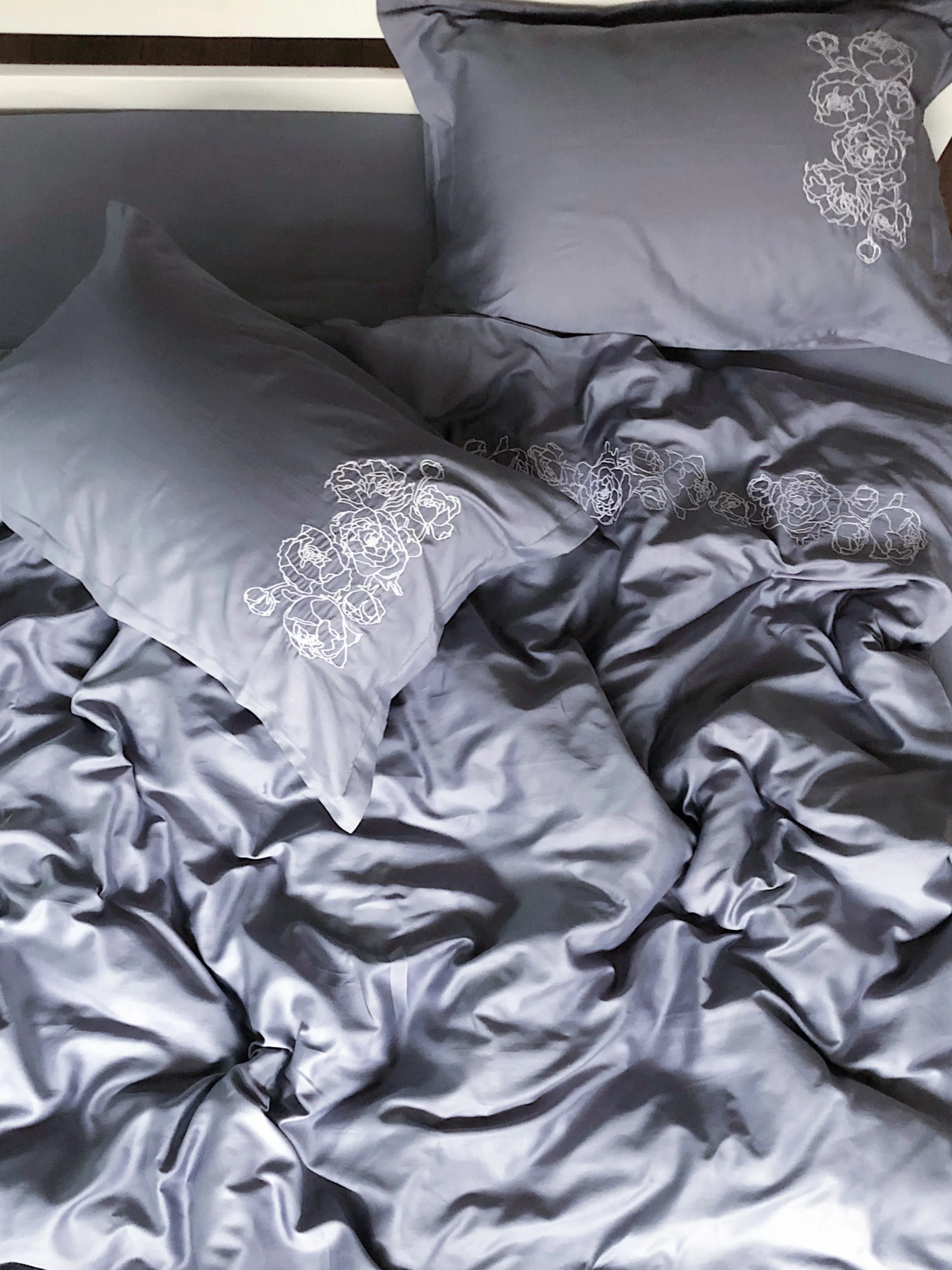 Embroidered Mercerized Turkish Cotton Satin Bedding – Dark Grey with White Peony Embroidery, 140 g/m²