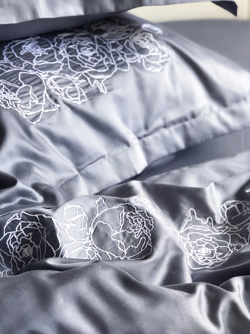 Embroidered Mercerized Turkish Cotton Satin Bedding – Dark Grey with White Peony Embroidery, 140 g/m²