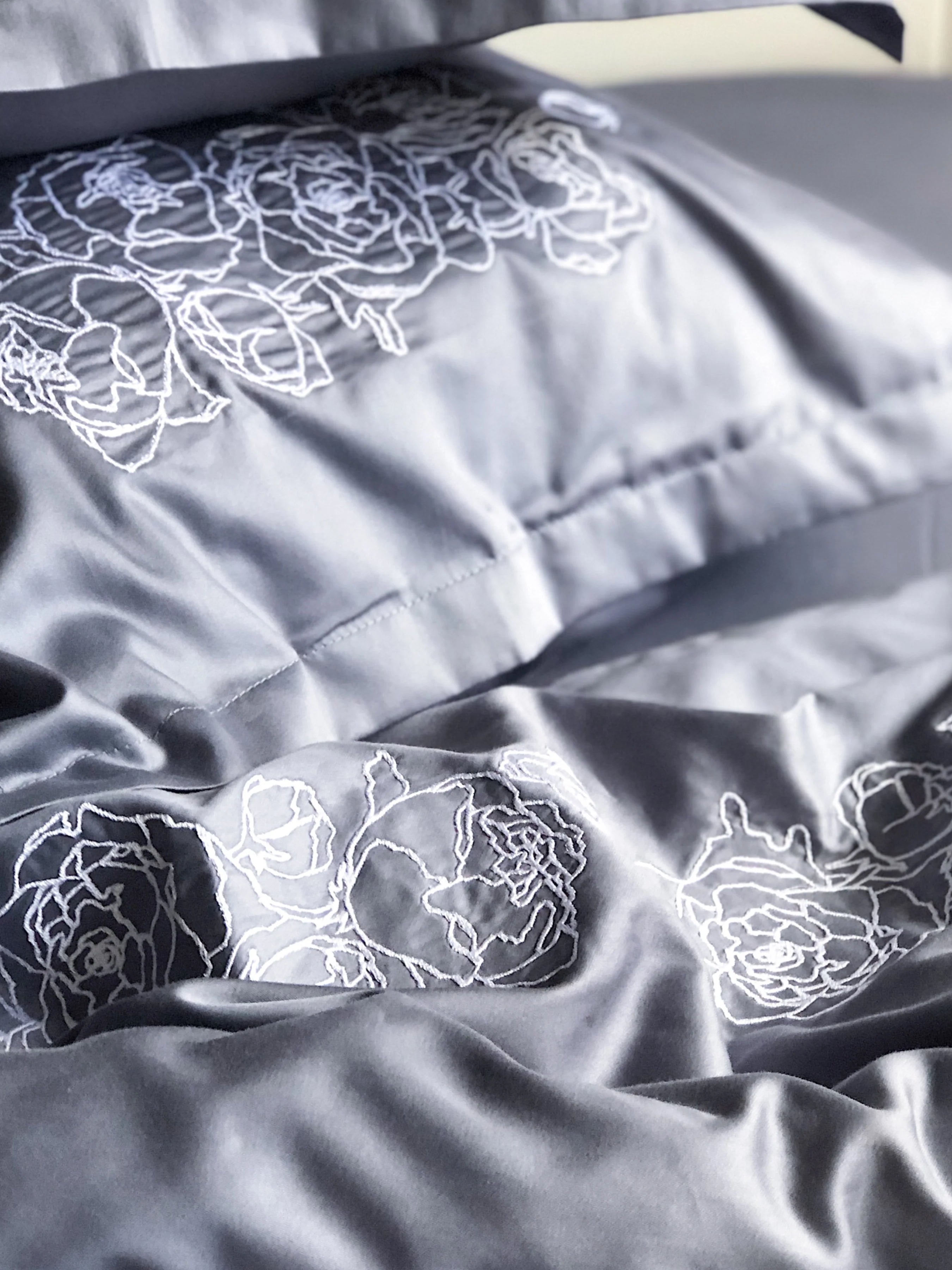 Embroidered Mercerized Turkish Cotton Satin Bedding – Dark Grey with White Peony Embroidery, 140 g/m²