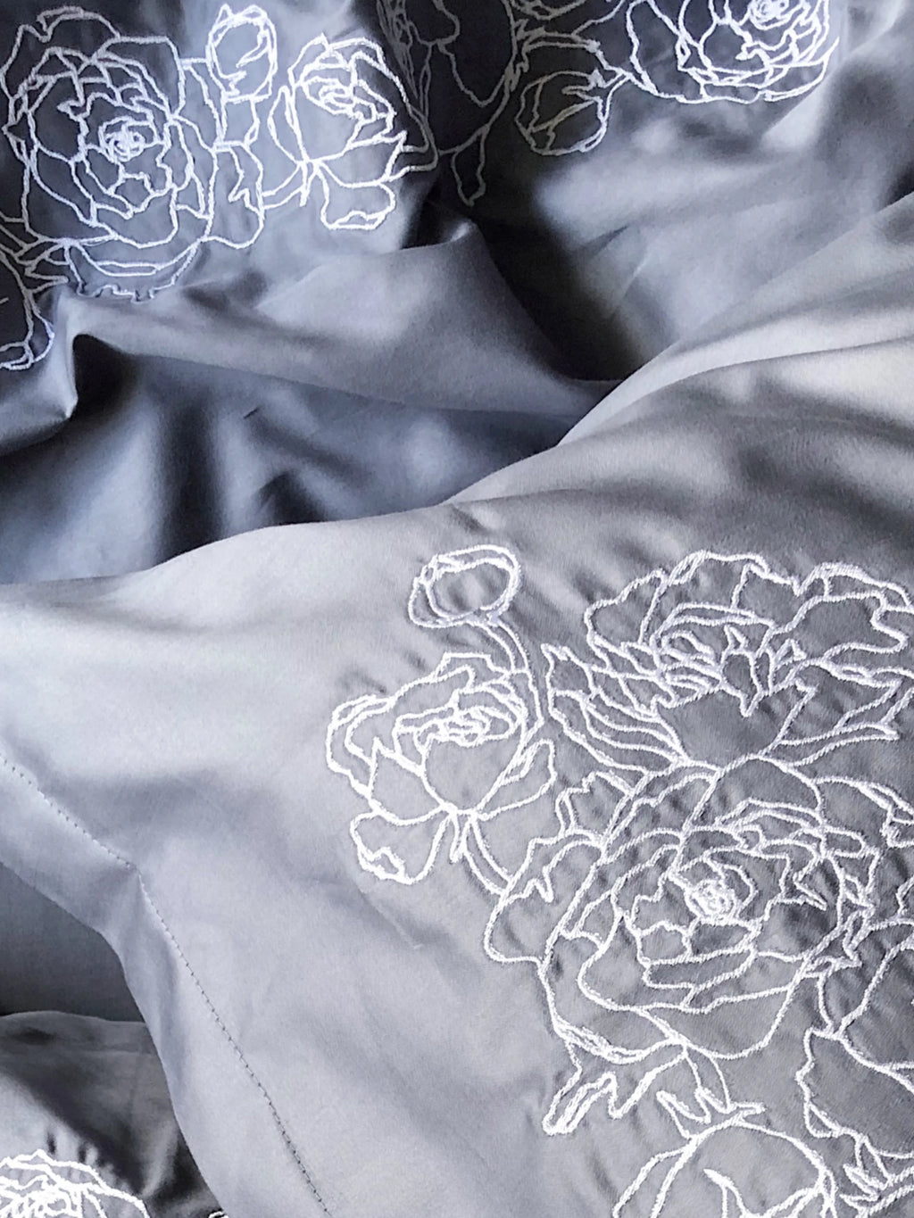 Embroidered Mercerized Turkish Cotton Satin Bedding – Dark Grey with White Peony Embroidery, 140 g/m²