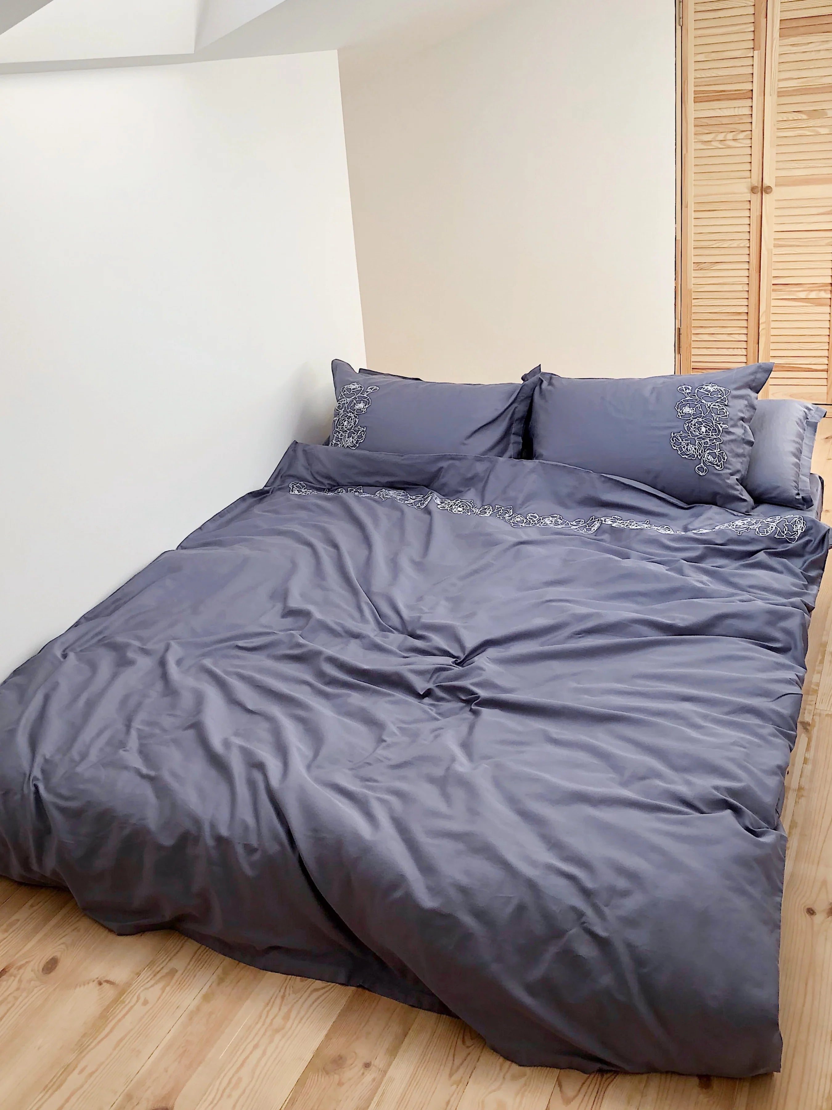 Embroidered Mercerized Turkish Cotton Satin Bedding – Dark Grey with White Peony Embroidery, 140 g/m²