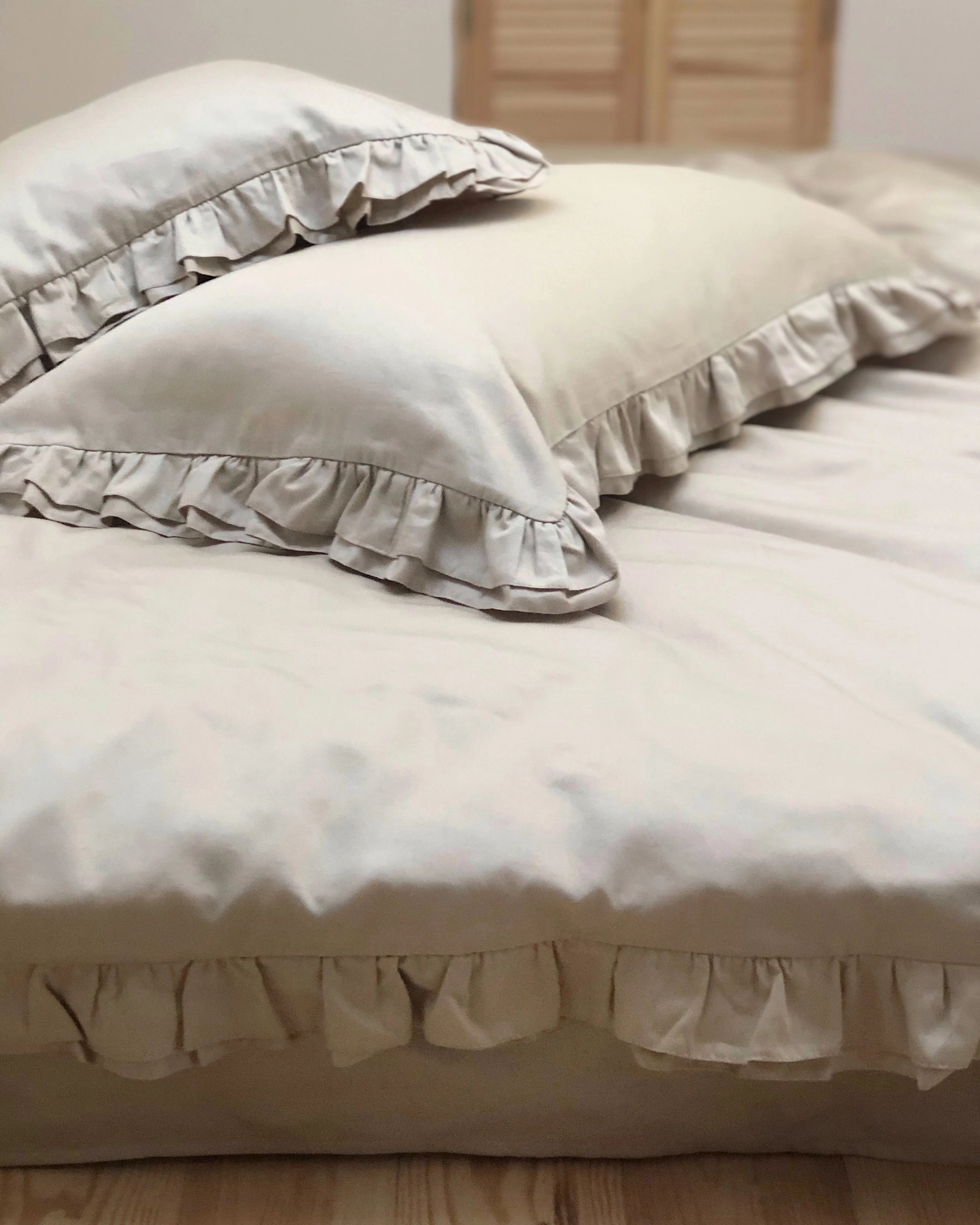 Satin Bedding Made from Mercerized Turkish Cotton in Latte Beige with Ruffle – 140 g/m²