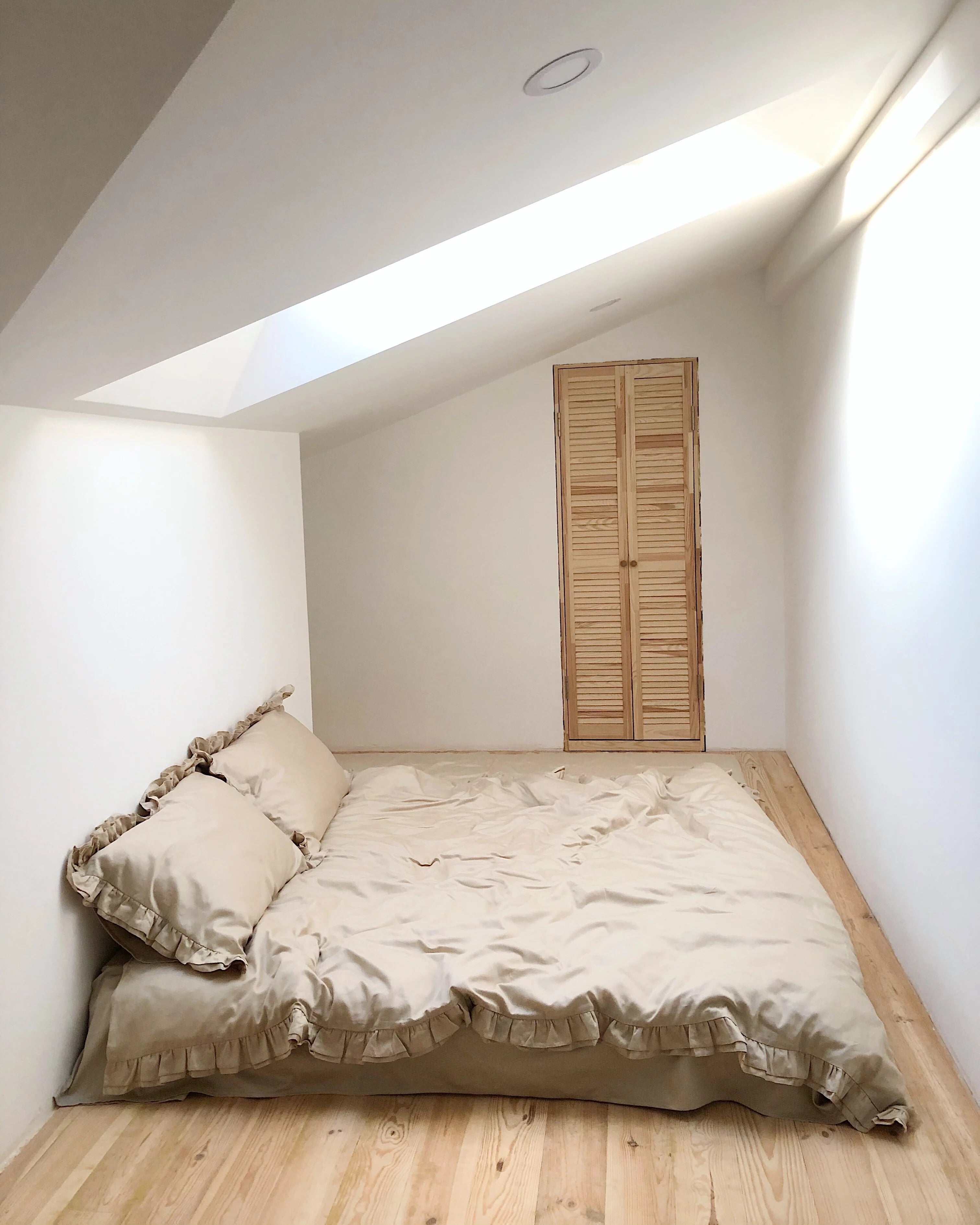 Satin Bedding Made from Mercerized Turkish Cotton in Latte Beige with Ruffle – 140 g/m²