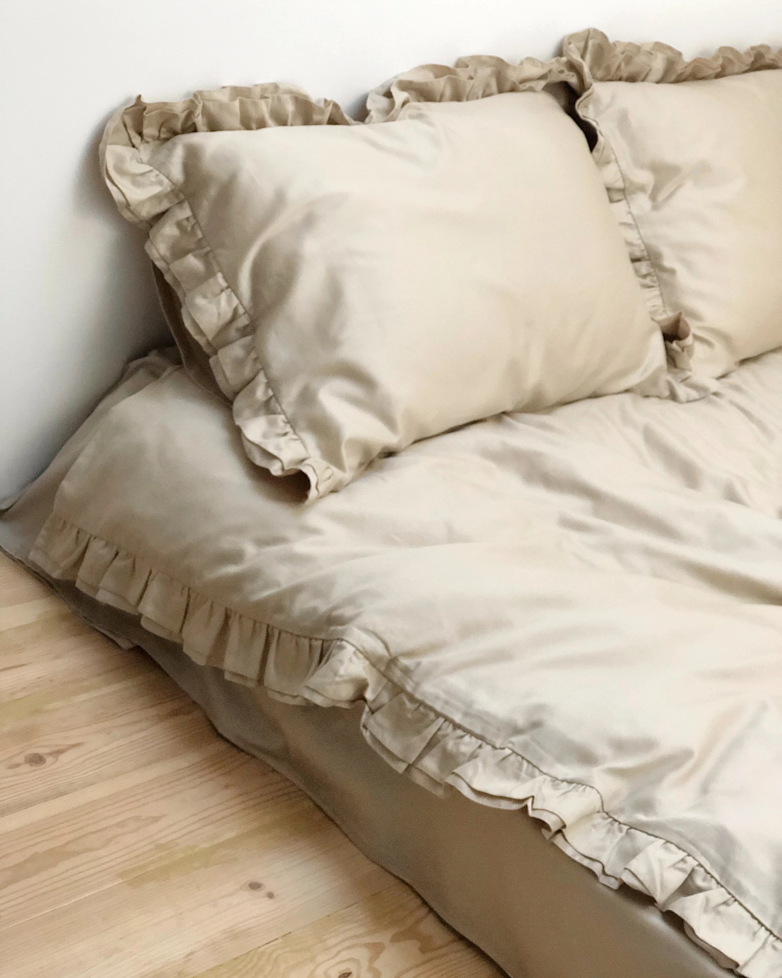 Satin Bedding Made from Mercerized Turkish Cotton in Latte Beige with Ruffle – 140 g/m²