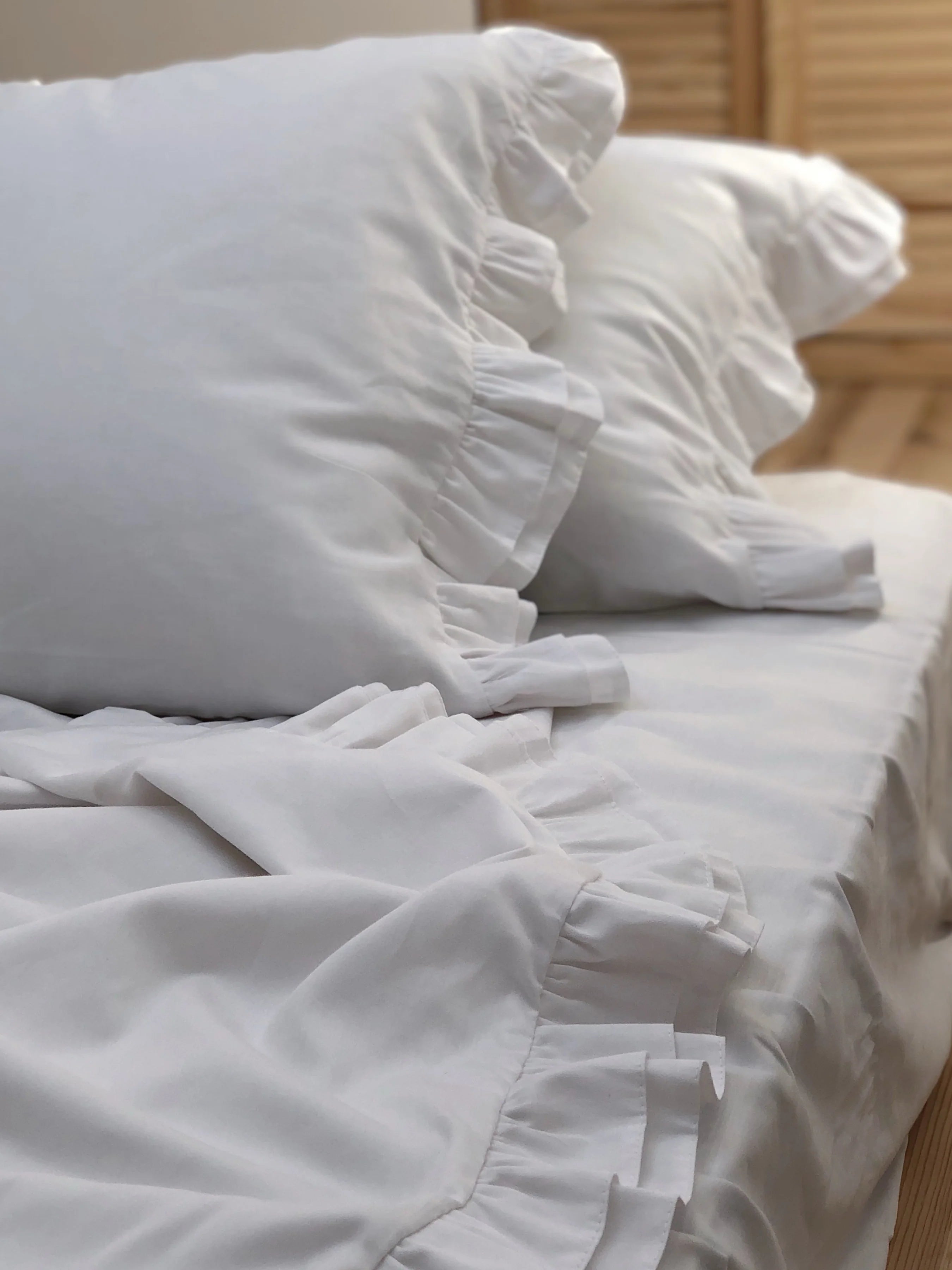 Satin Bedding Made from Mercerized Turkish Cotton in White with Ruffle – 140 g/m²