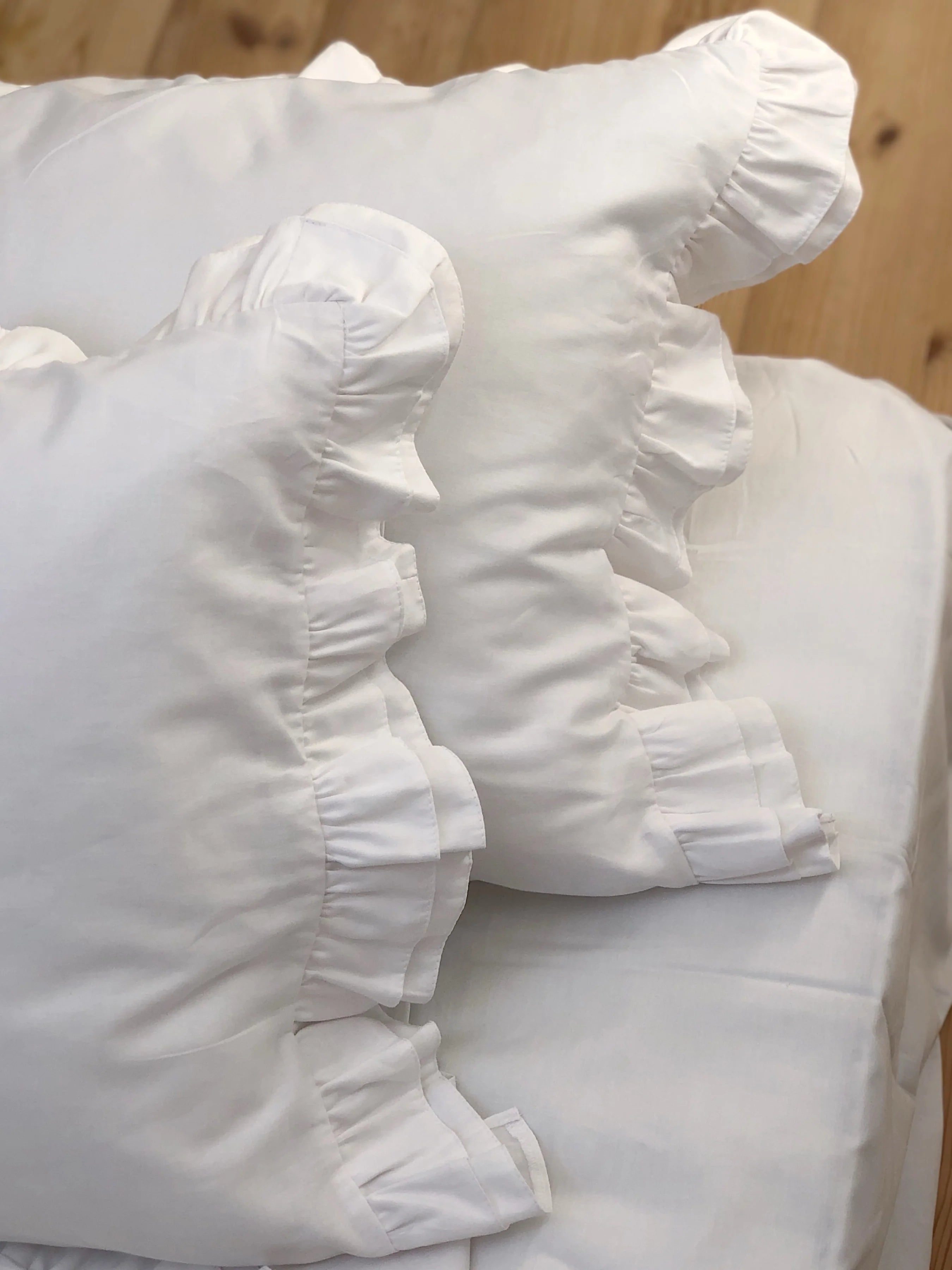 Satin Bedding Made from Mercerized Turkish Cotton in White with Ruffle – 140 g/m²