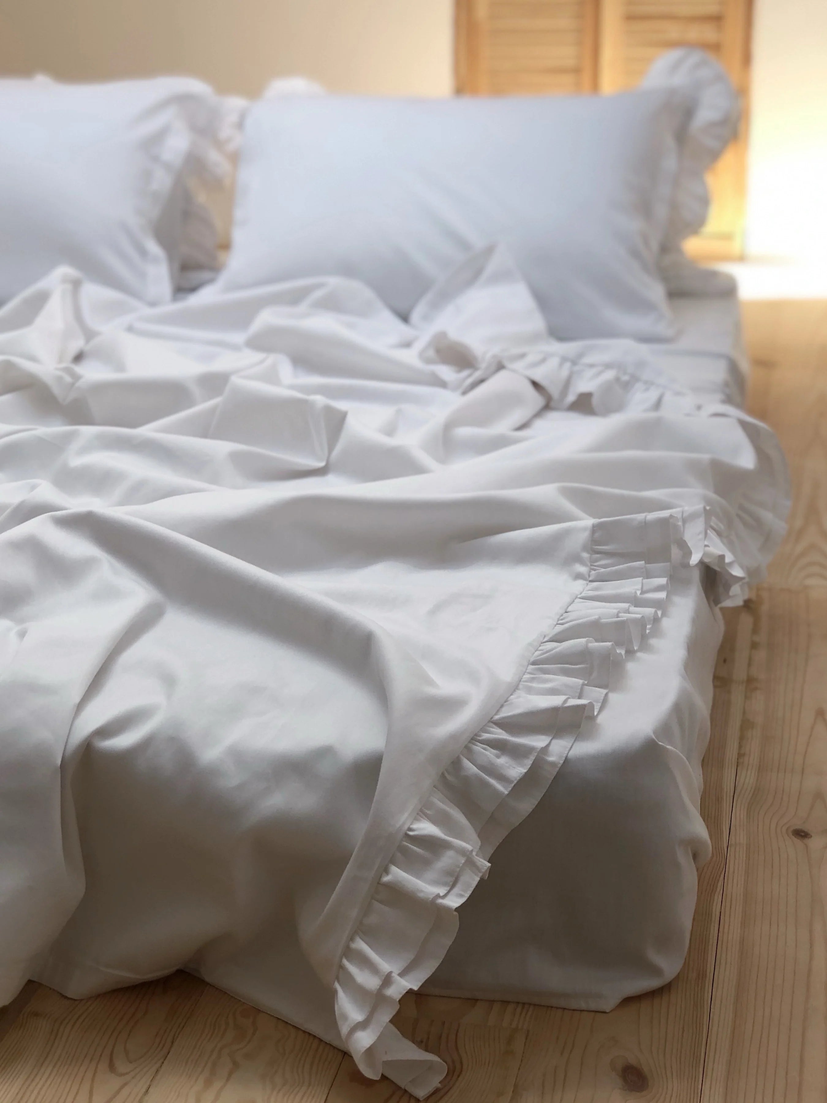 Satin Bedding Made from Mercerized Turkish Cotton in White with Ruffle – 140 g/m²