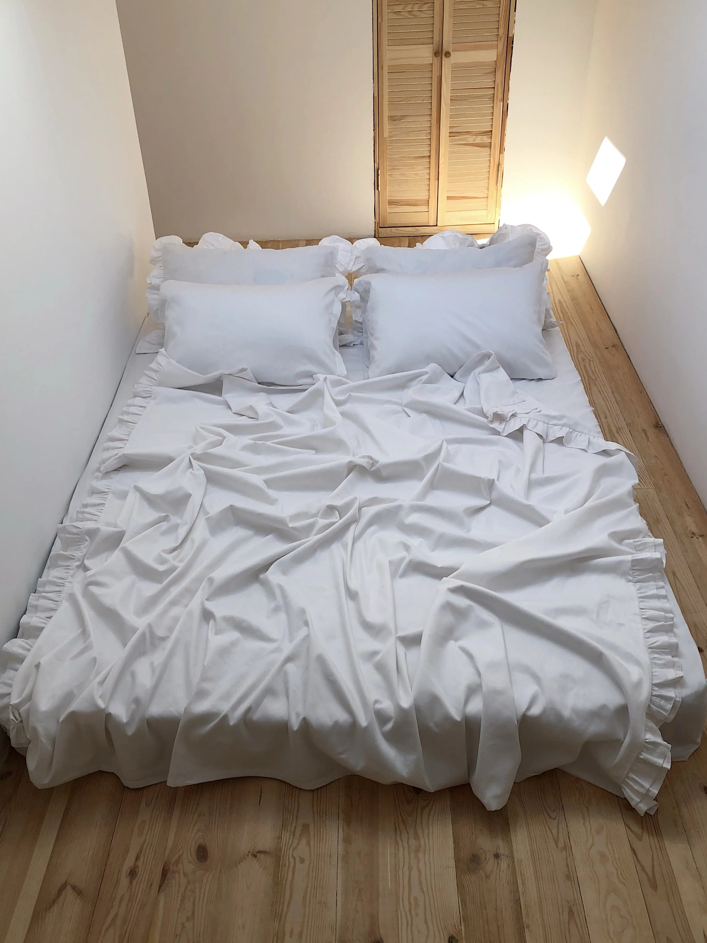 Satin Bedding Made from Mercerized Turkish Cotton in White with Ruffle – 140 g/m²