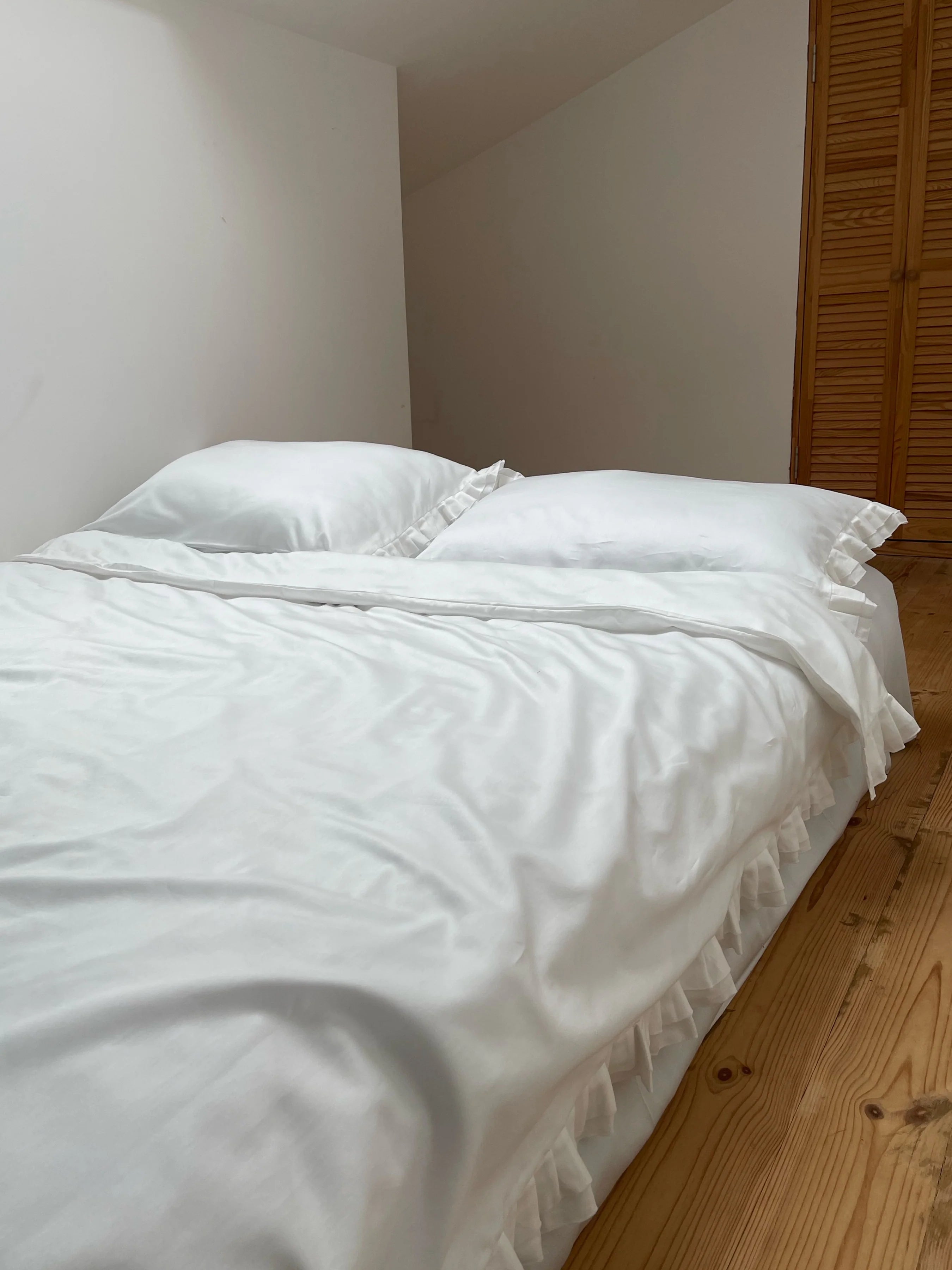 Satin Bedding Made from Mercerized Turkish Cotton in Milky White with Ruffle – 140 g/m²