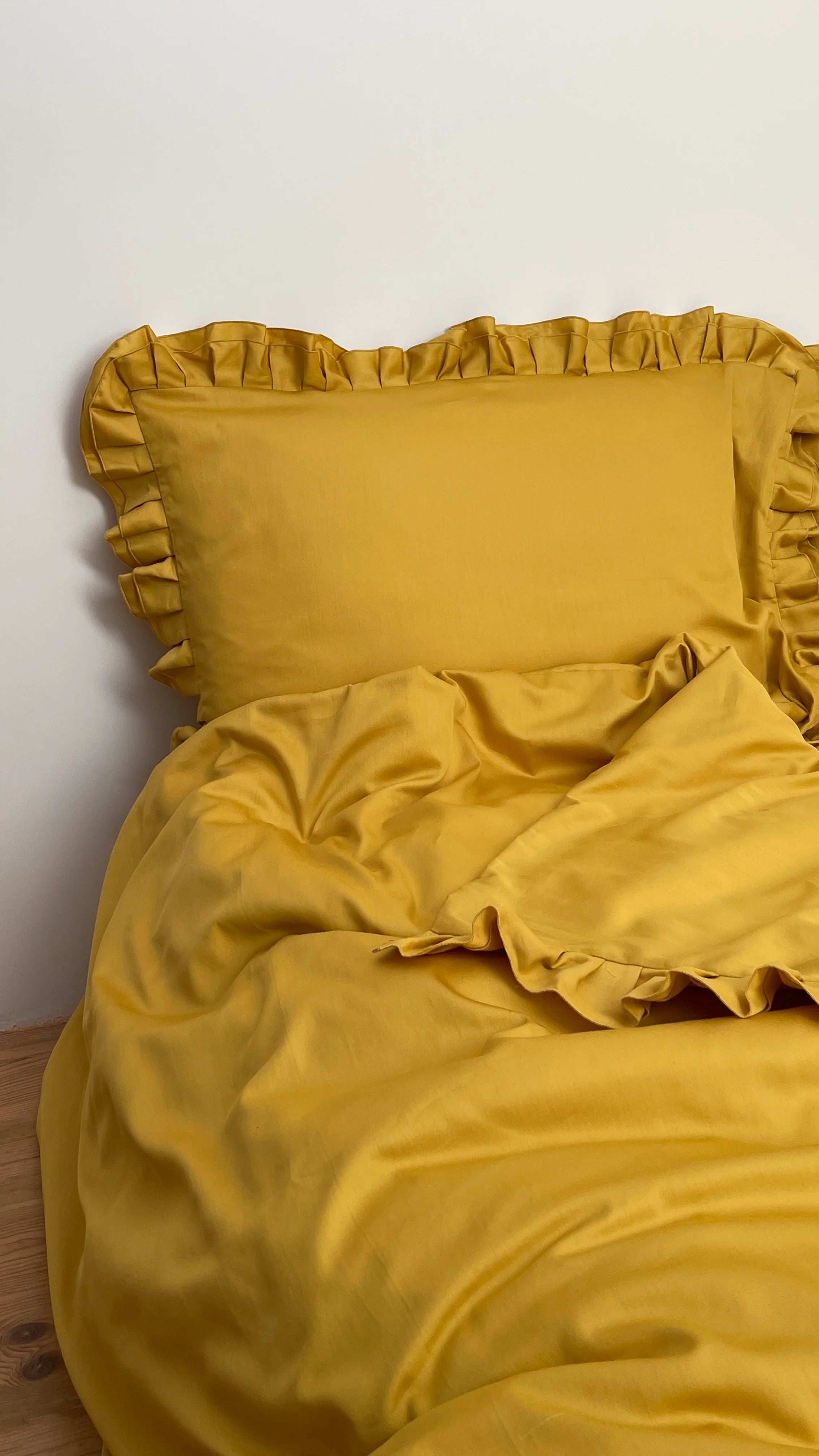 Satin Bedding Made from Mercerized Turkish Cotton in Honey Yellow with Ruffle – 140 g/m²