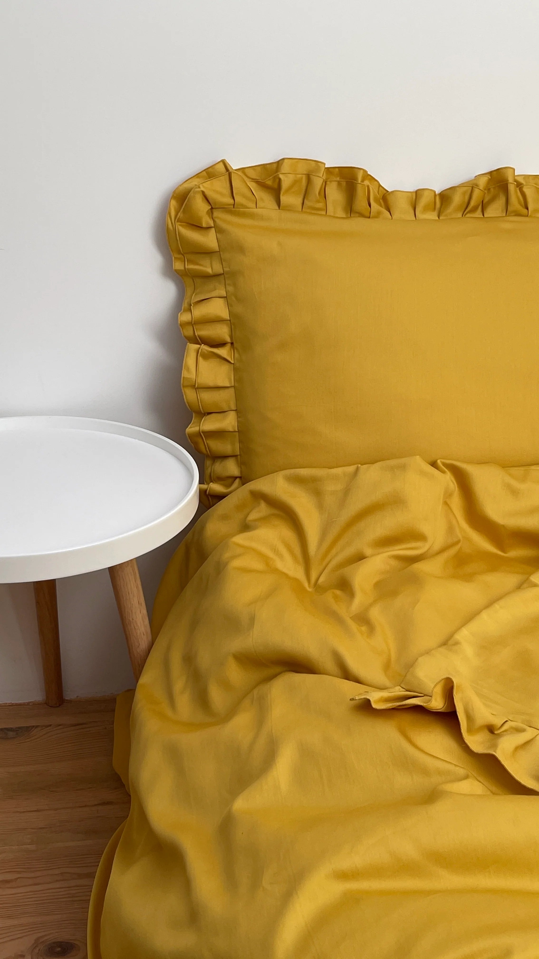Satin Bedding Made from Mercerized Turkish Cotton in Honey Yellow with Ruffle – 140 g/m²