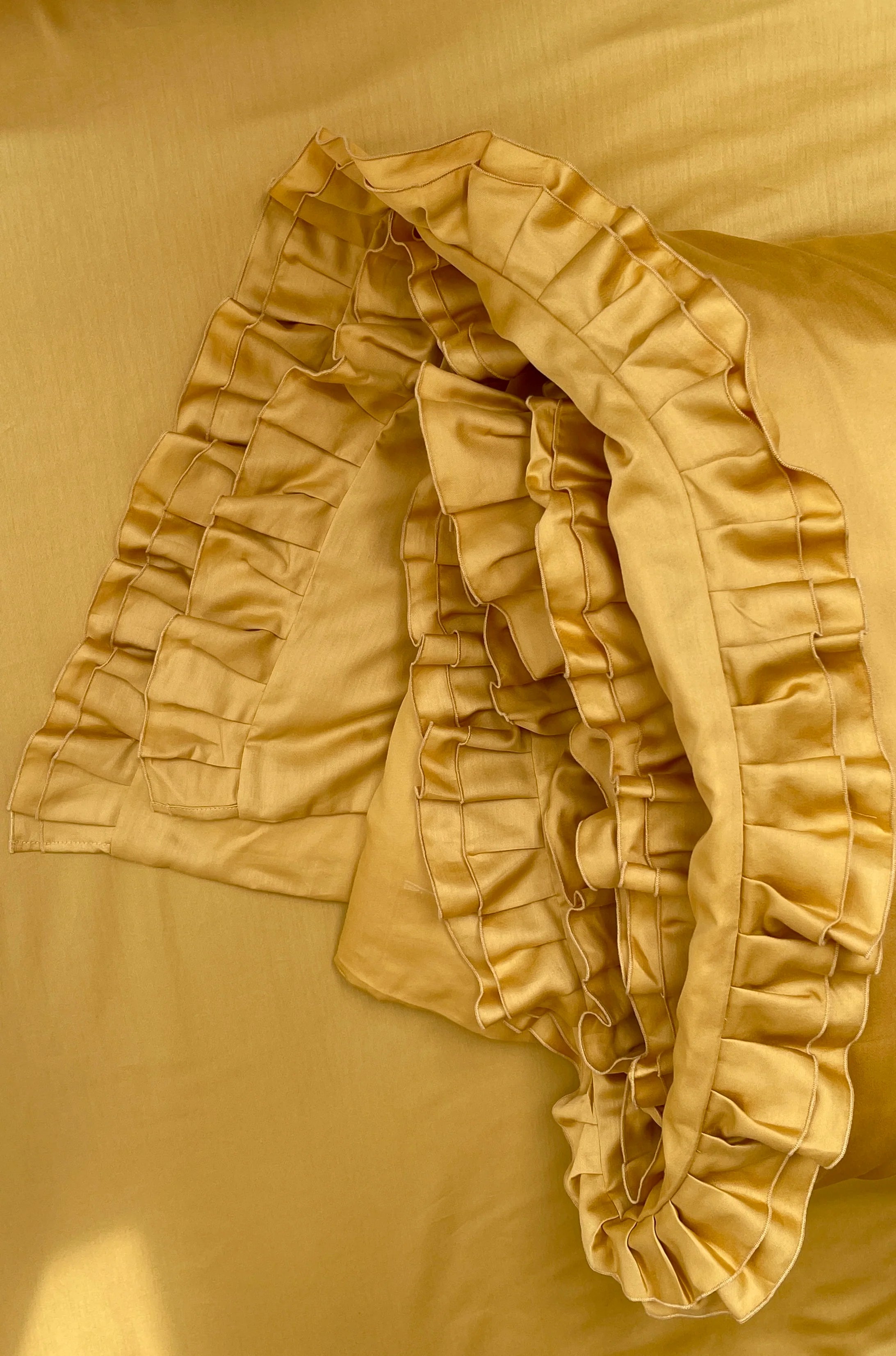 Satin Bedding Made from Mercerized Turkish Cotton in Honey Yellow with Ruffle – 140 g/m²