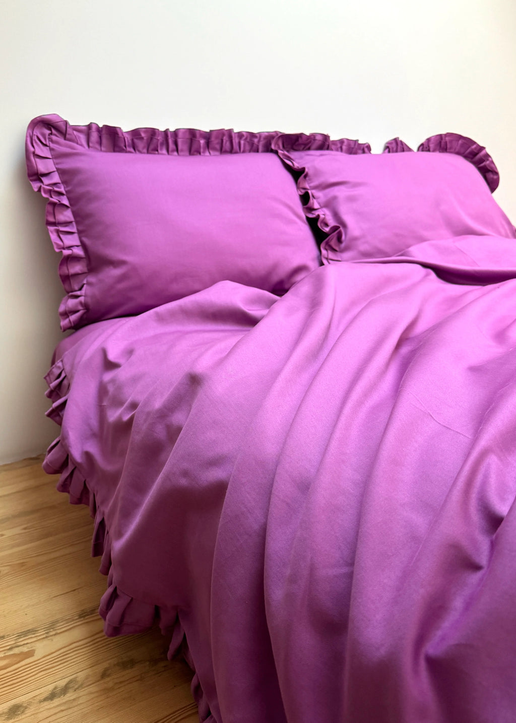 Satinbettwäsche aus mercerisierter türkischer Baumwolle in Dunkelgrau mit Rüschen – 140 g/m²