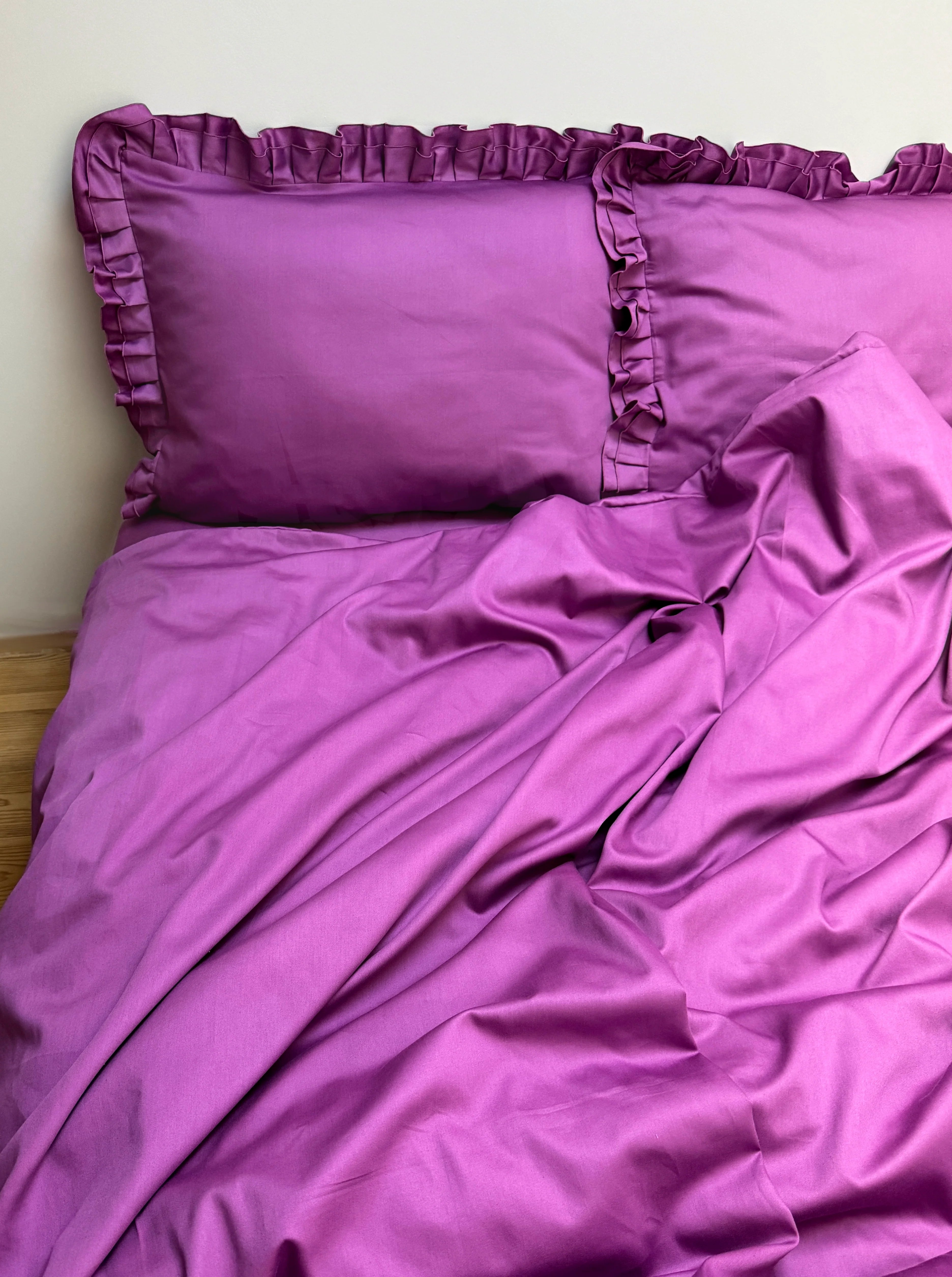 Satinbettwäsche aus mercerisierter türkischer Baumwolle in Dunkelgrau mit Rüschen – 140 g/m²