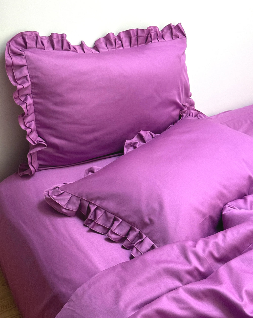 Satinbettwäsche aus mercerisierter türkischer Baumwolle in Dunkelgrau mit Rüschen – 140 g/m²