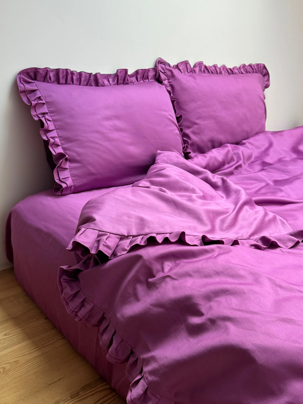 Satinbettwäsche aus mercerisierter türkischer Baumwolle in Dunkelgrau mit Rüschen – 140 g/m²