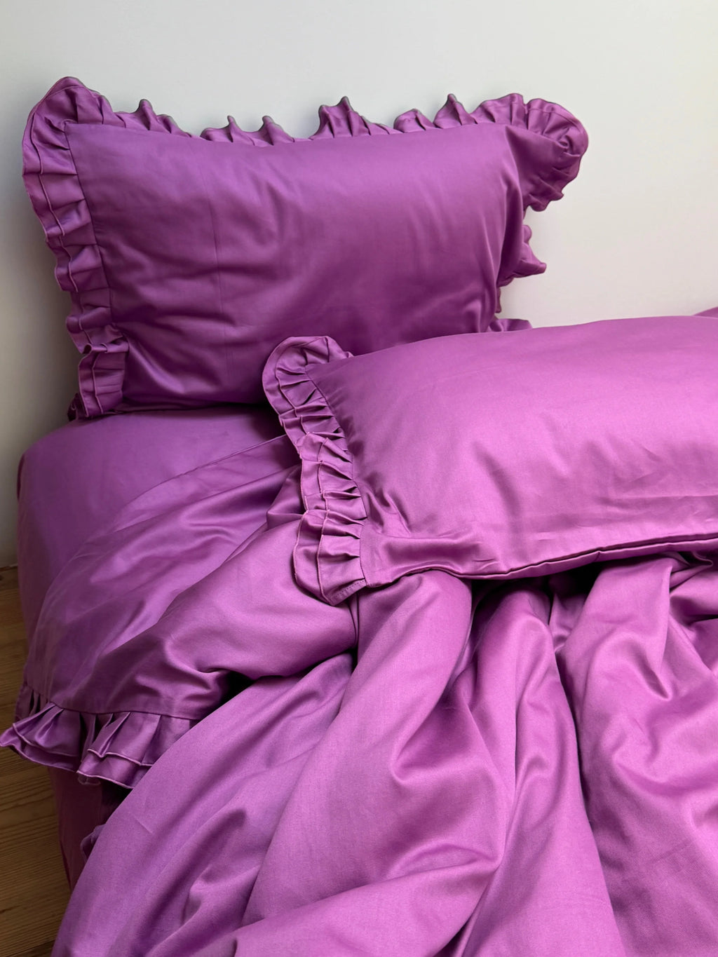 Satinbettwäsche aus mercerisierter türkischer Baumwolle in Dunkelgrau mit Rüschen – 140 g/m²