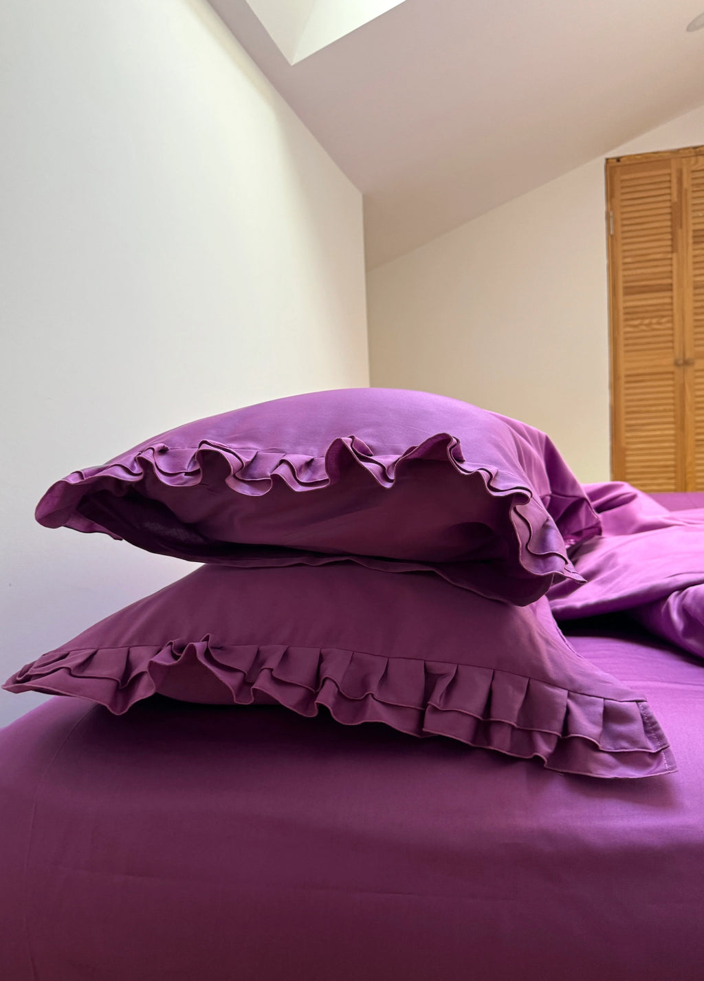 Satinbettwäsche aus mercerisierter türkischer Baumwolle in Dunkelgrau mit Rüschen – 140 g/m²