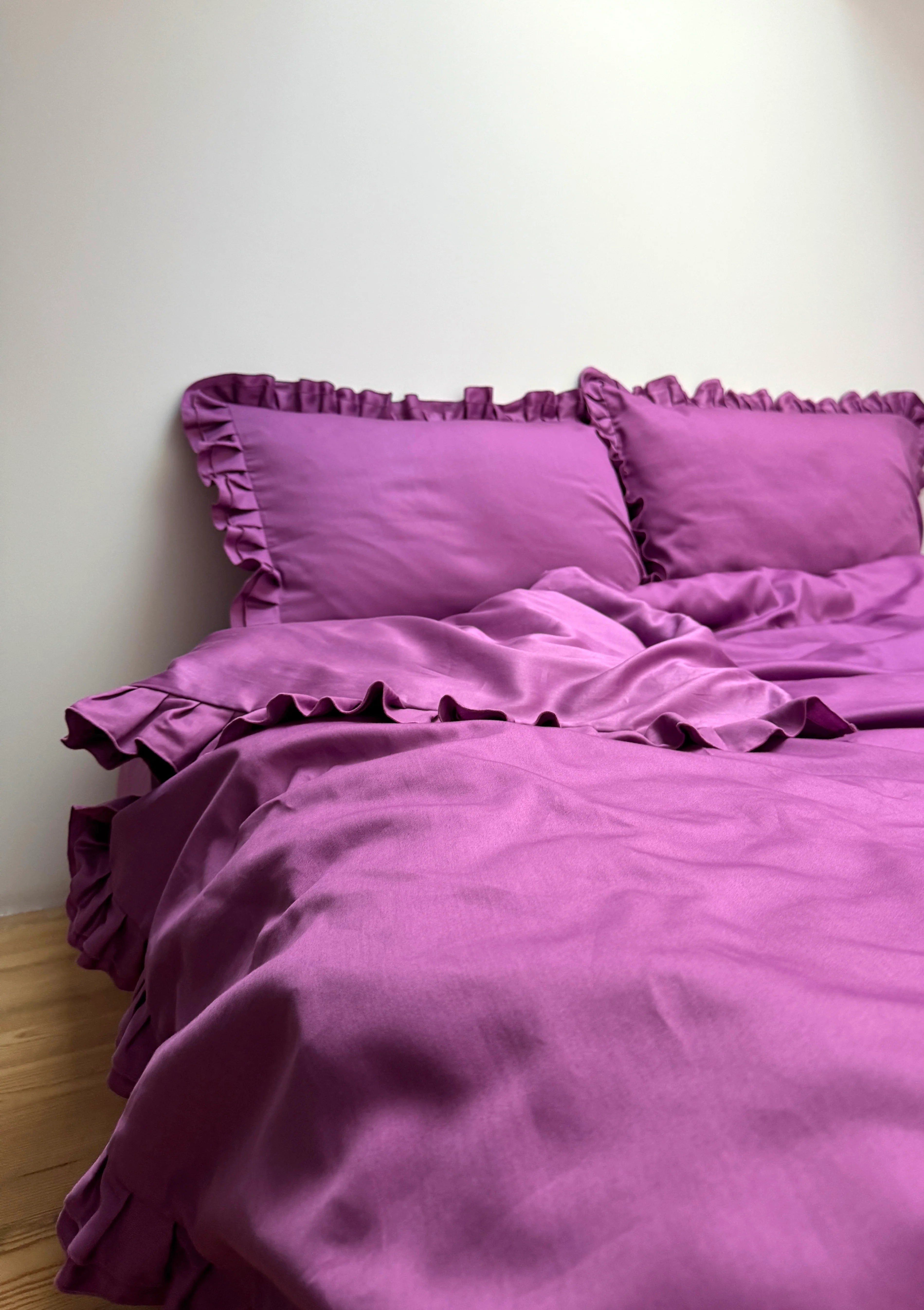 Satinbettwäsche aus mercerisierter türkischer Baumwolle in Dunkelgrau mit Rüschen – 140 g/m²