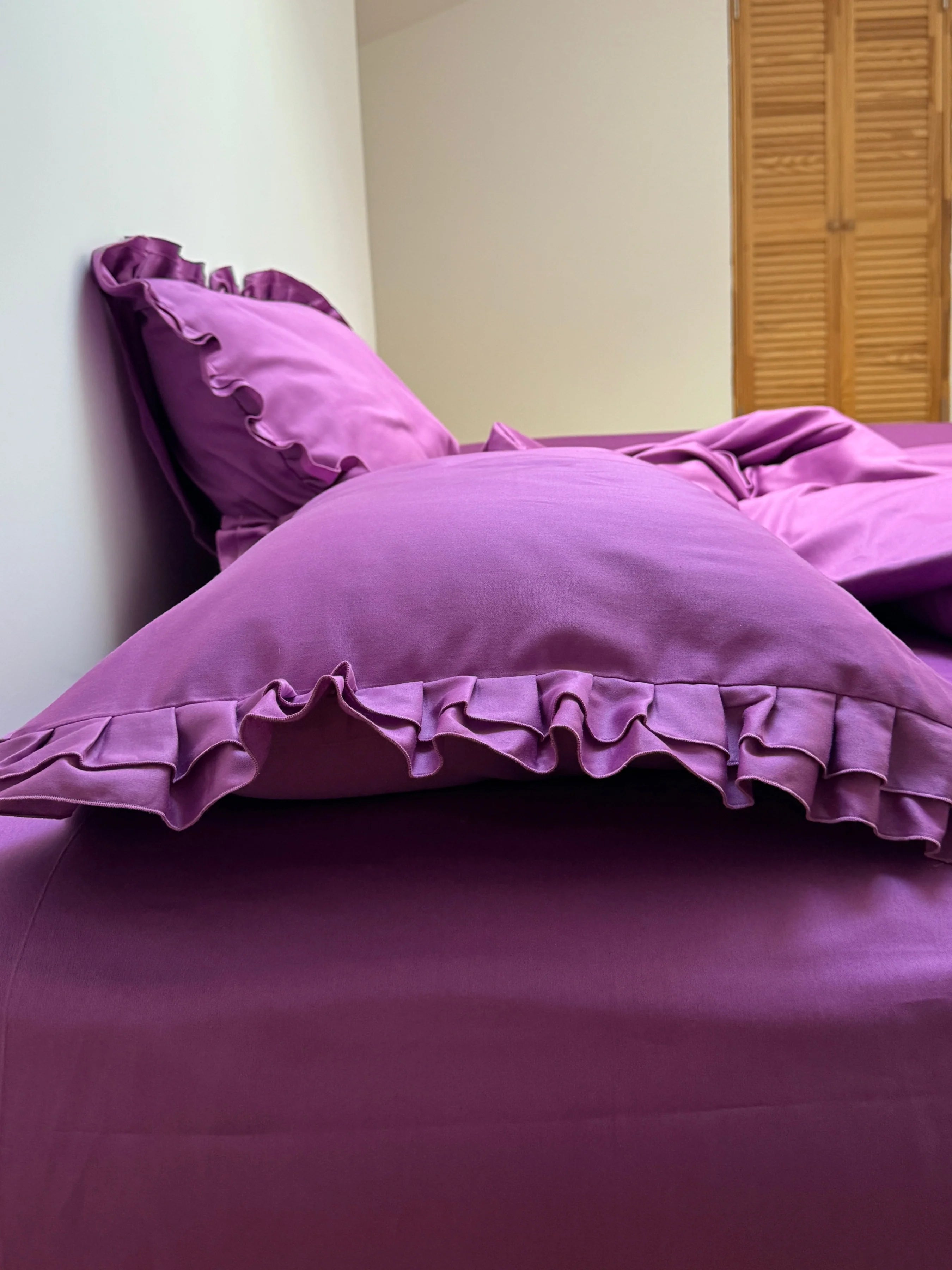 Satinbettwäsche aus mercerisierter türkischer Baumwolle in Dunkelgrau mit Rüschen – 140 g/m²