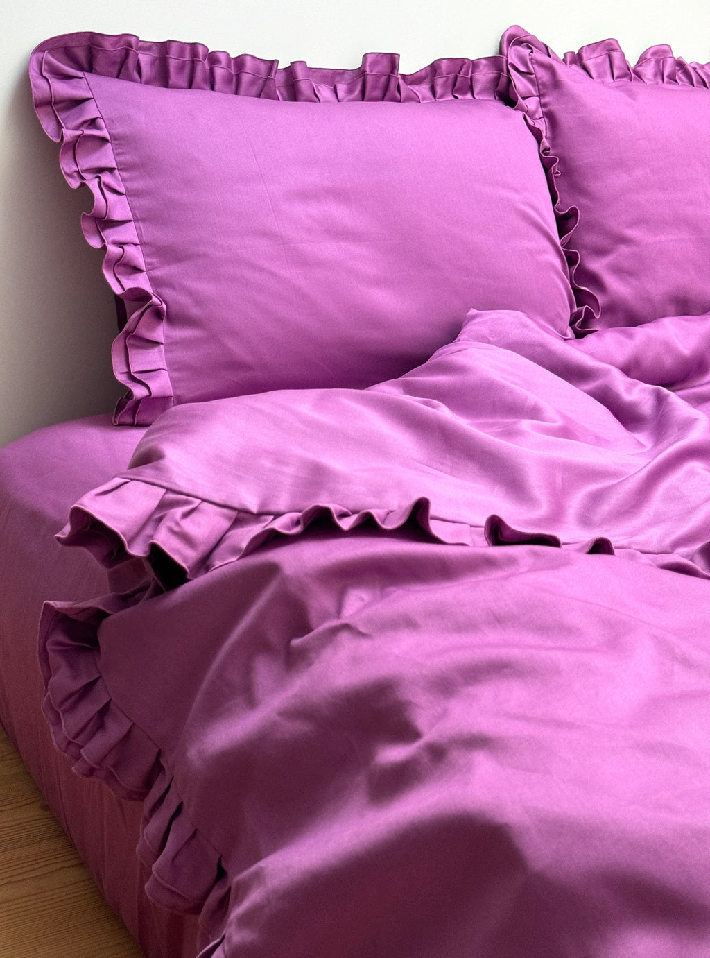 Satinbettwäsche aus mercerisierter türkischer Baumwolle in Dunkelgrau mit Rüschen – 140 g/m²